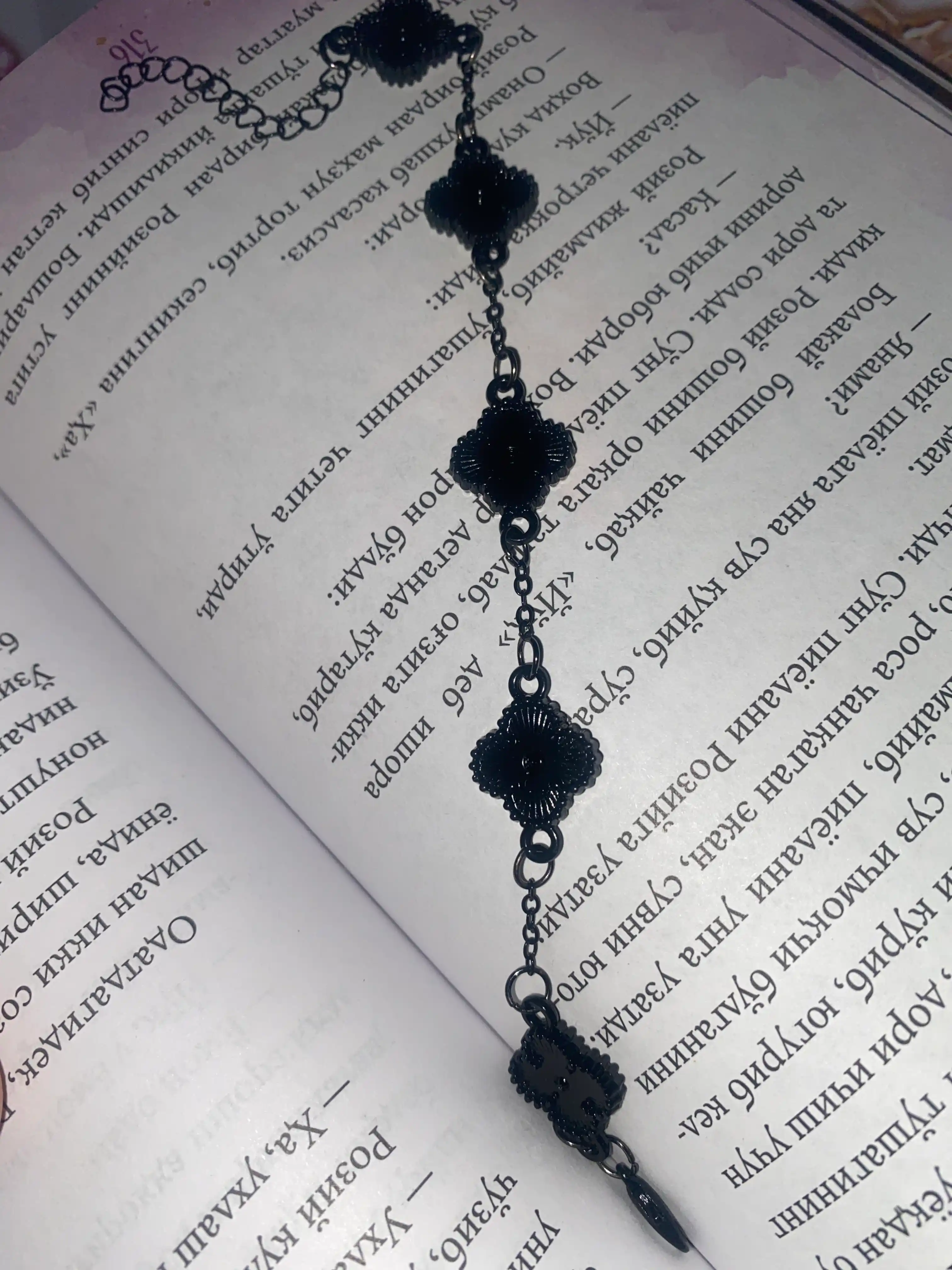 Ayollar va qizlar uchun bilaguzuklar Van Cleef, rangini o'zgartirmaydi va qoraymaydi