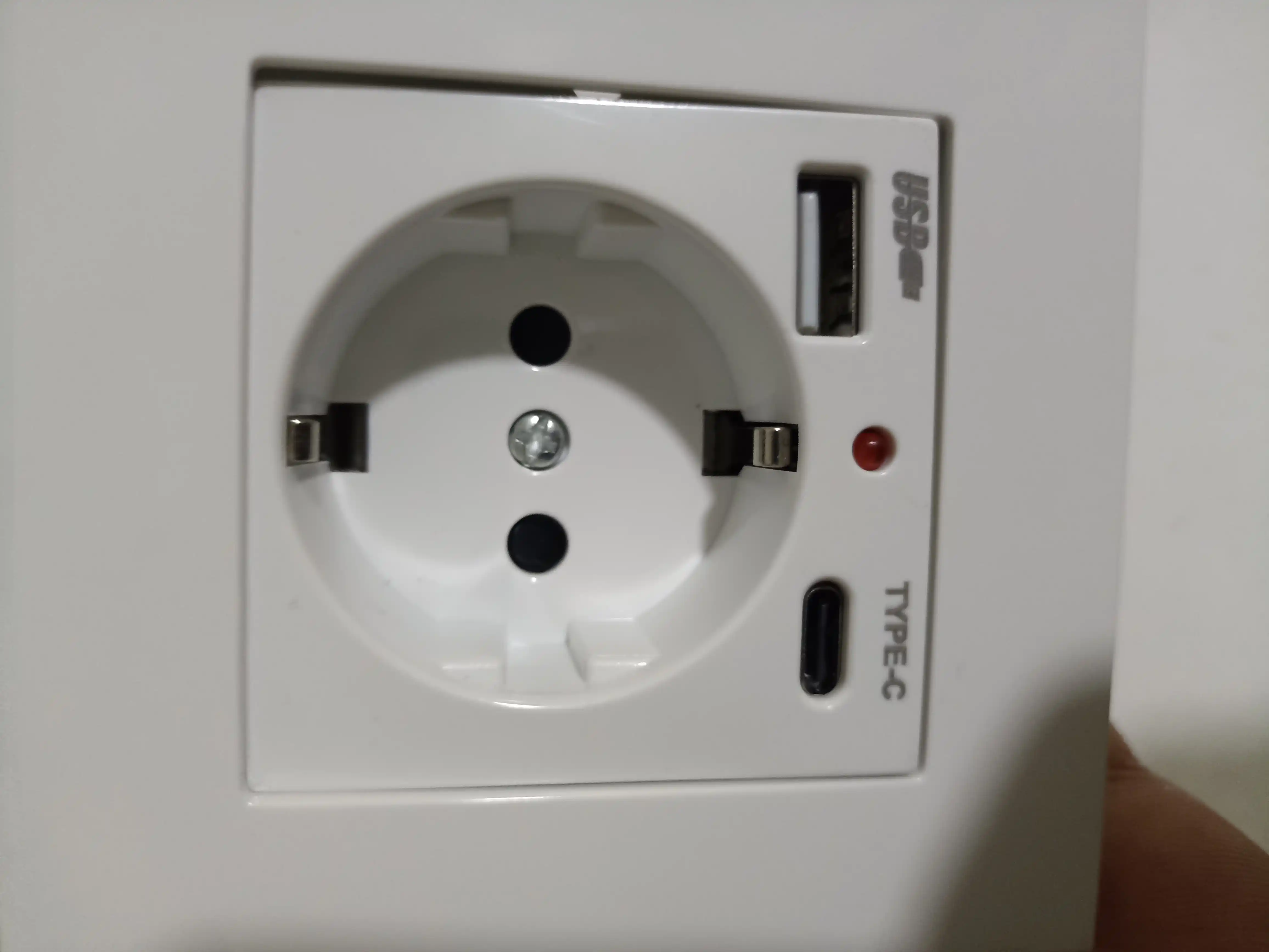 USB va Type-C 20W tez quvvatlovchi rozetka, 2 ta port: USB-A + Type-C, USB-A + USB-A