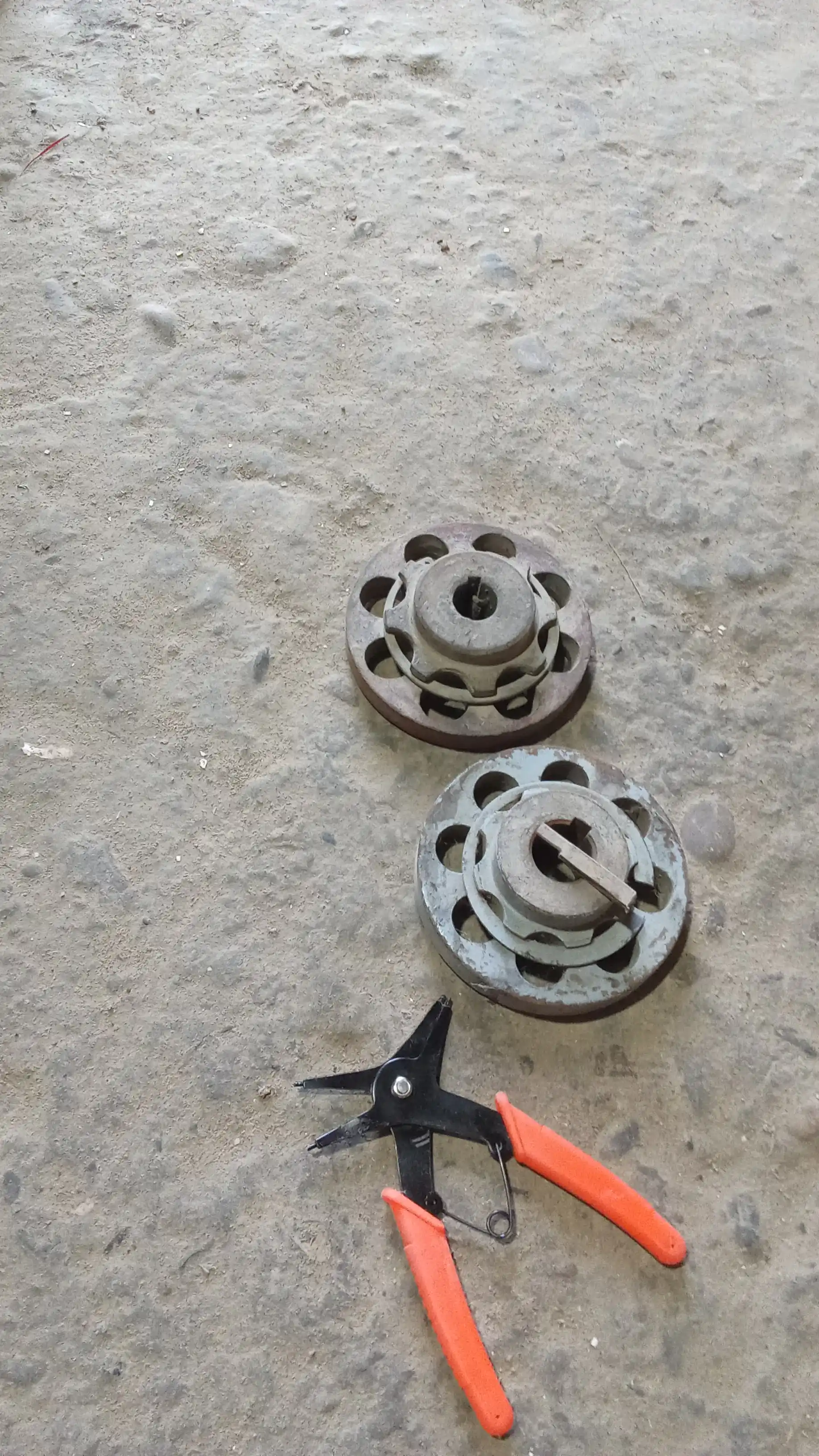Tashqi va ichki to‘xtatish halqalarini ajratuvchi 2 ta 1 da, siqish va ochish uchun jag‘li, 150 mm