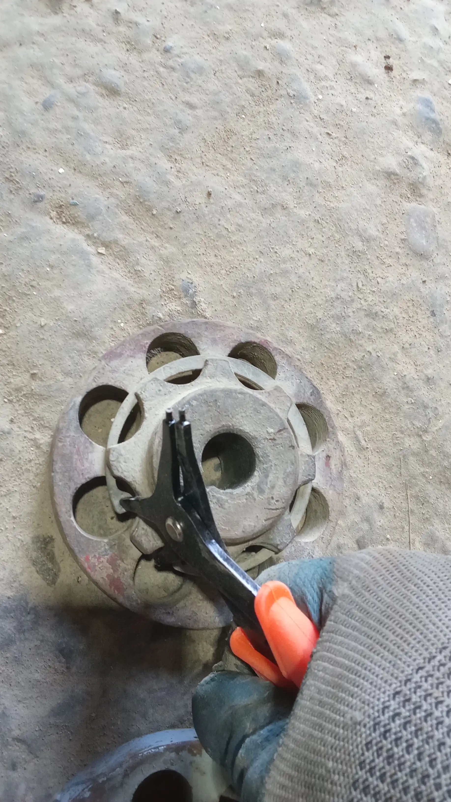 Tashqi va ichki to‘xtatish halqalarini ajratuvchi 2 ta 1 da, siqish va ochish uchun jag‘li, 150 mm
