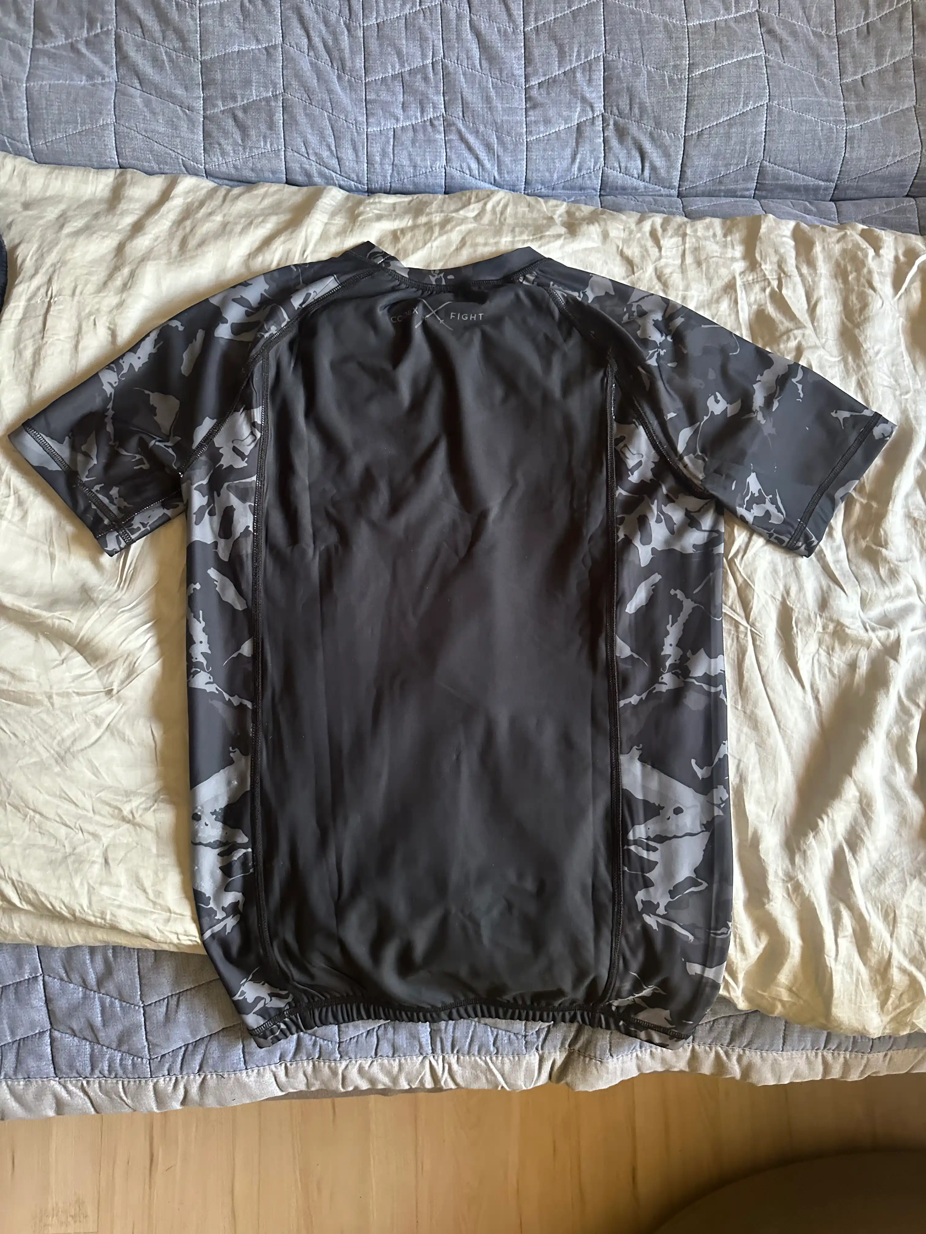 Codex UltraLight Camo Black erkaklar rashgardi: MMA, BJJ va mashg‘ulotlar uchun