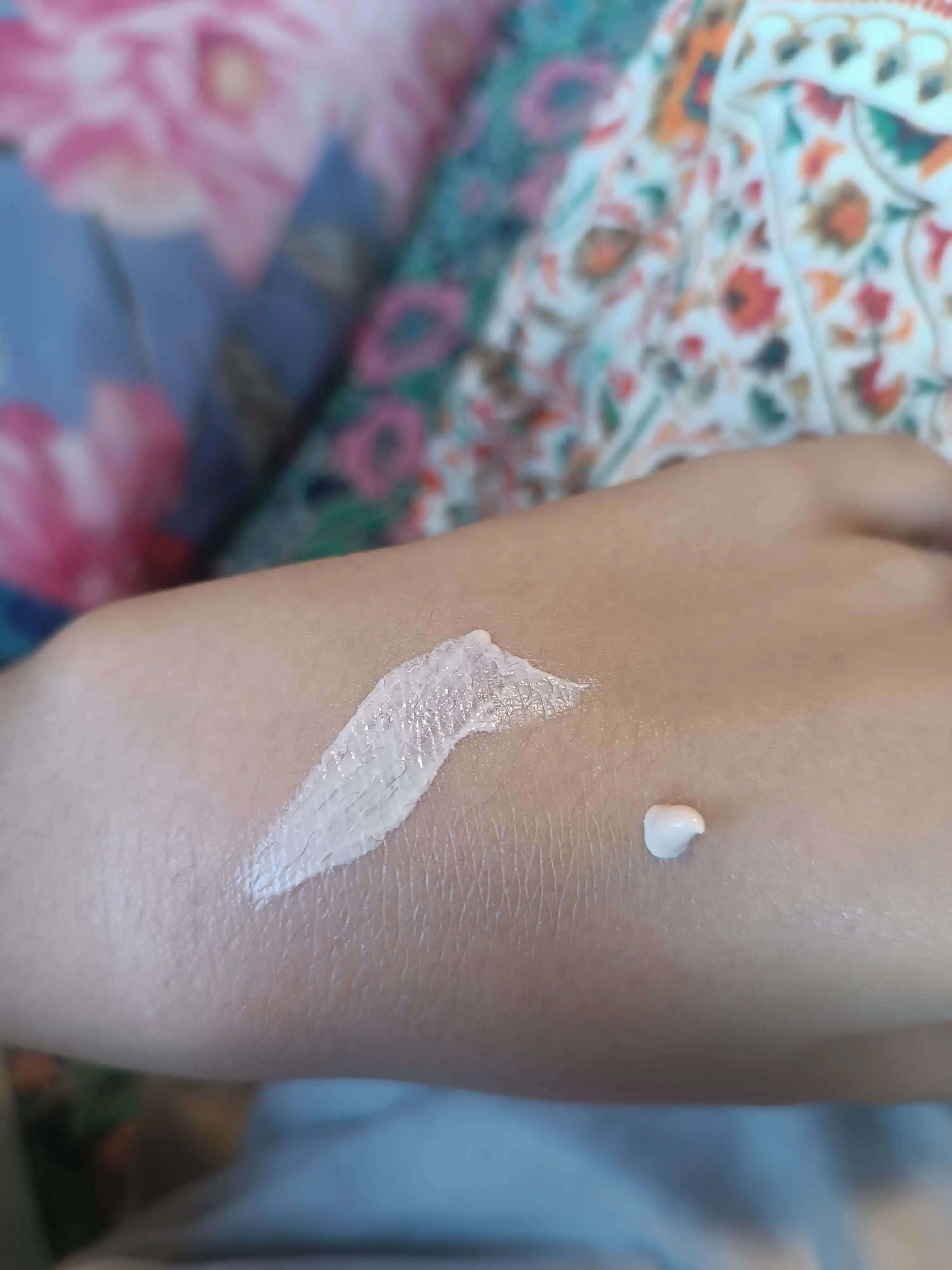 Tabiiy namlantiruvchi va tetiklashtiruvchi quyoshdan himoyalovchi krem SPF 50+ PA++++, 50 ml
