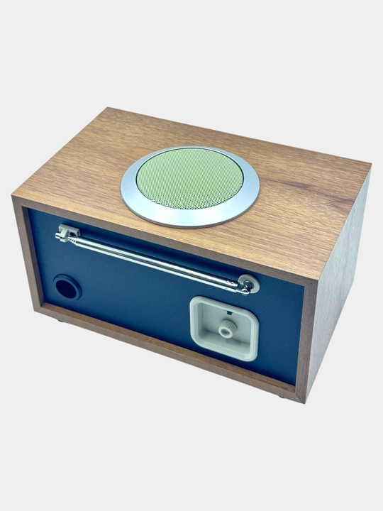 Retro yog'och uslubidagi ixcham portativ radio va Bluetooth karnay