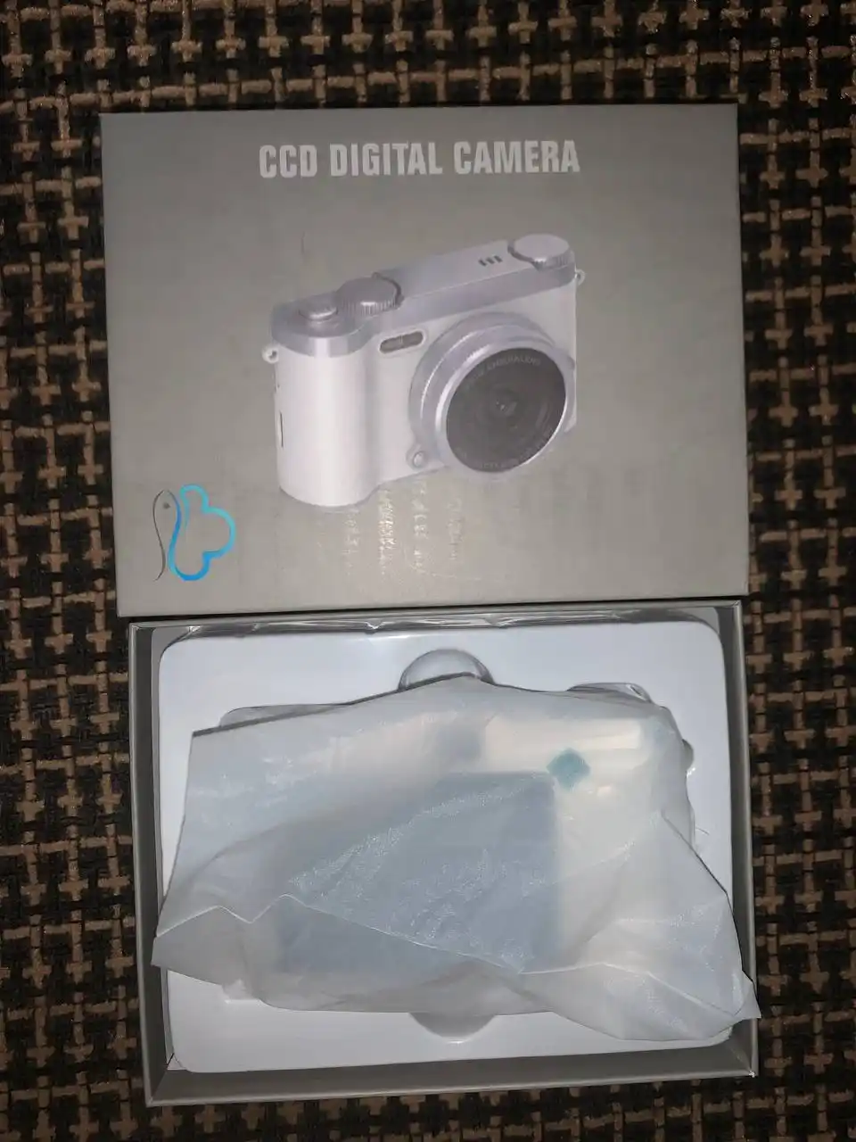 Portable digital point-and-shoot camera with HD 1080P, 8X digital zoom, AF focus
