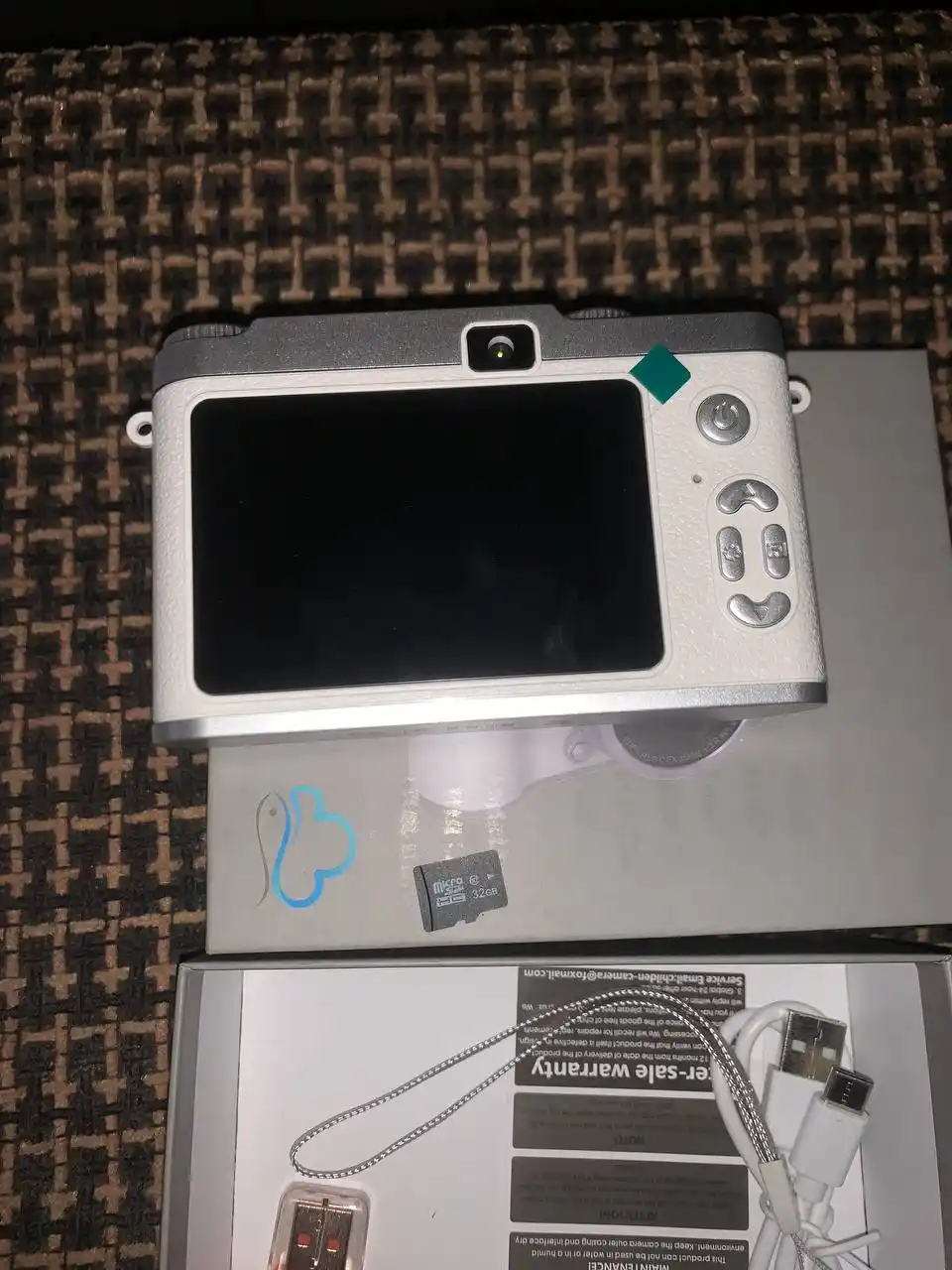 Portable digital point-and-shoot camera with HD 1080P, 8X digital zoom, AF focus