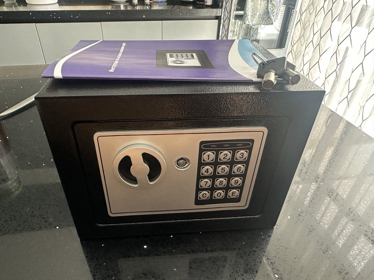Uy va ofis uchun mini seyf, kalitli va kodli qulf bilan, o‘lchami 23×17×17 sm