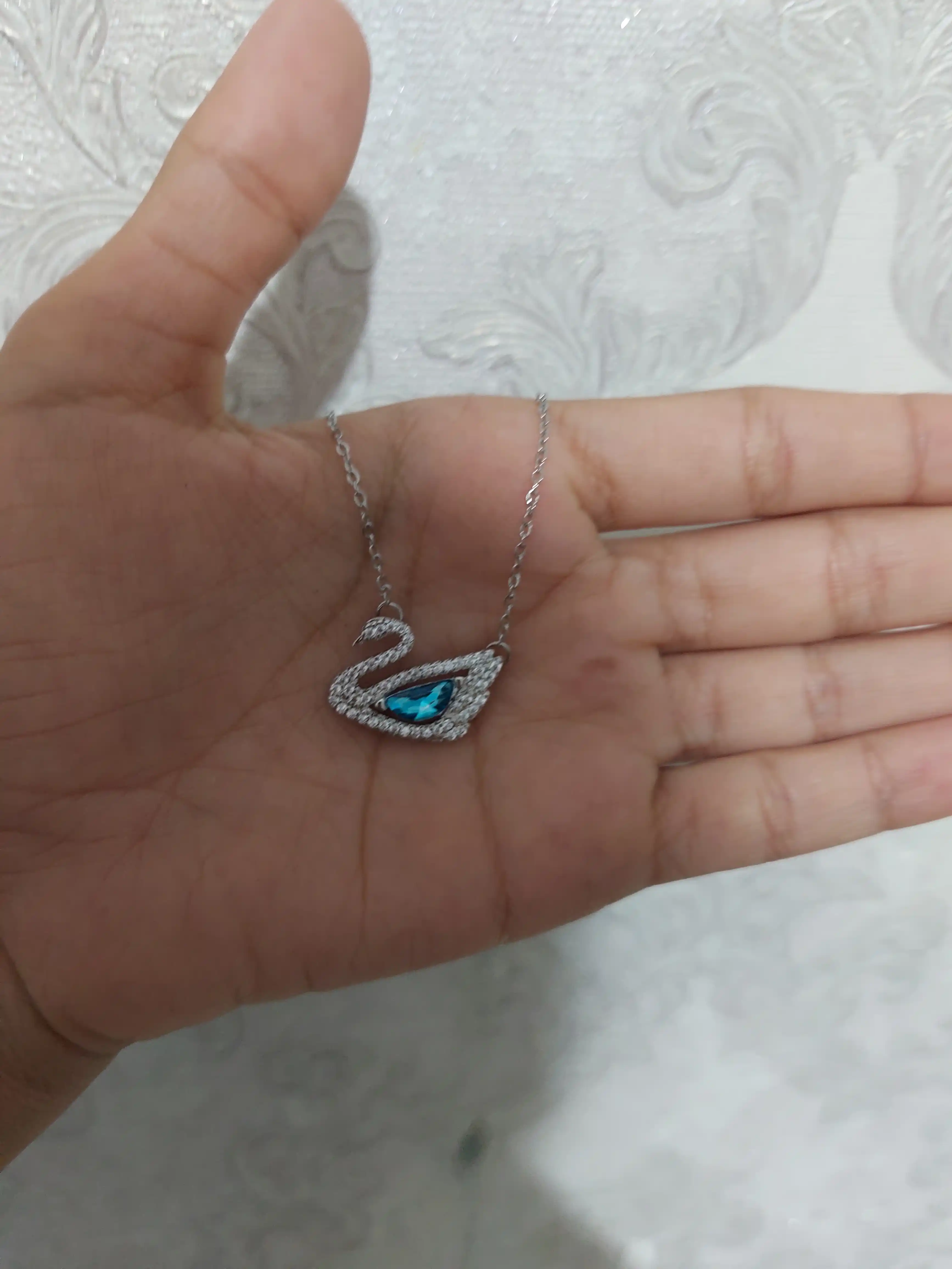 Oqqush kulonli marjon, zirkon toshli ayollar bo'yin taqinchog'i