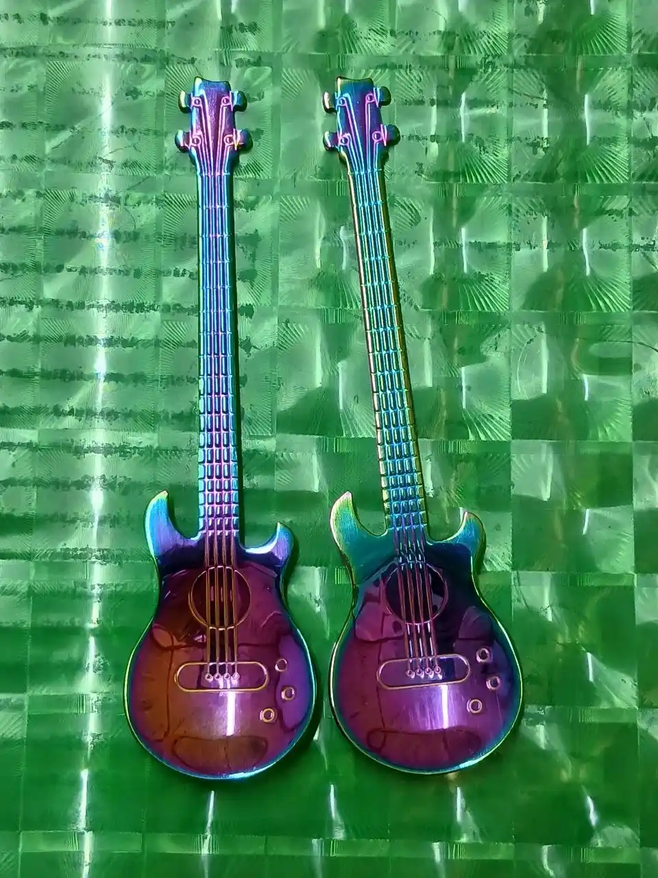 Gitara shaklidagi 2 dona choy qoshiq to‘plami, xaltachasi bilan, zanglamaydigan po‘latdan