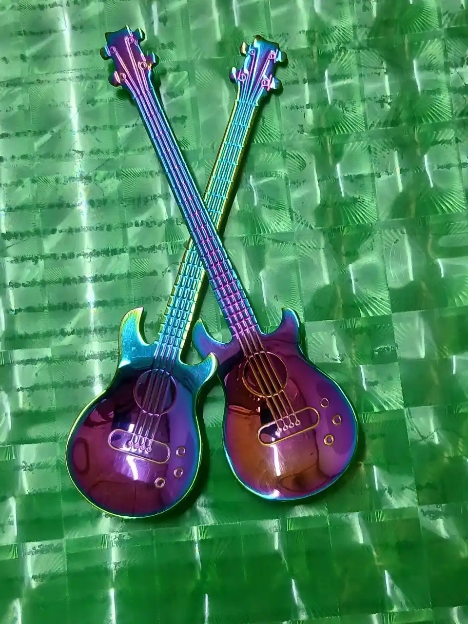 Gitara shaklidagi 2 dona choy qoshiq to‘plami, xaltachasi bilan, zanglamaydigan po‘latdan