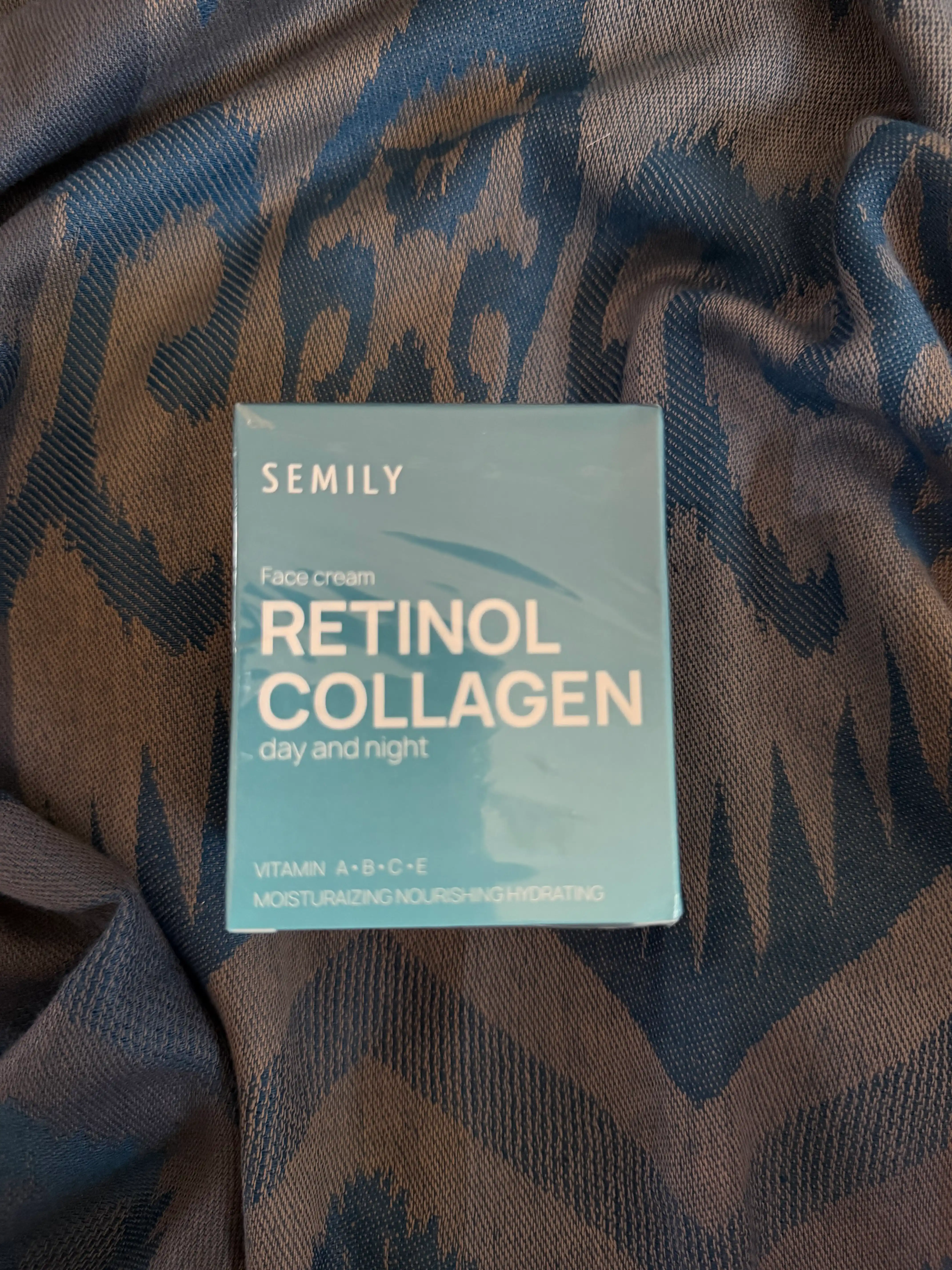 Dekolte sohasi uchun kollagen va retinolli, qarishga qarshi Semily yuz kremi, 50 ml