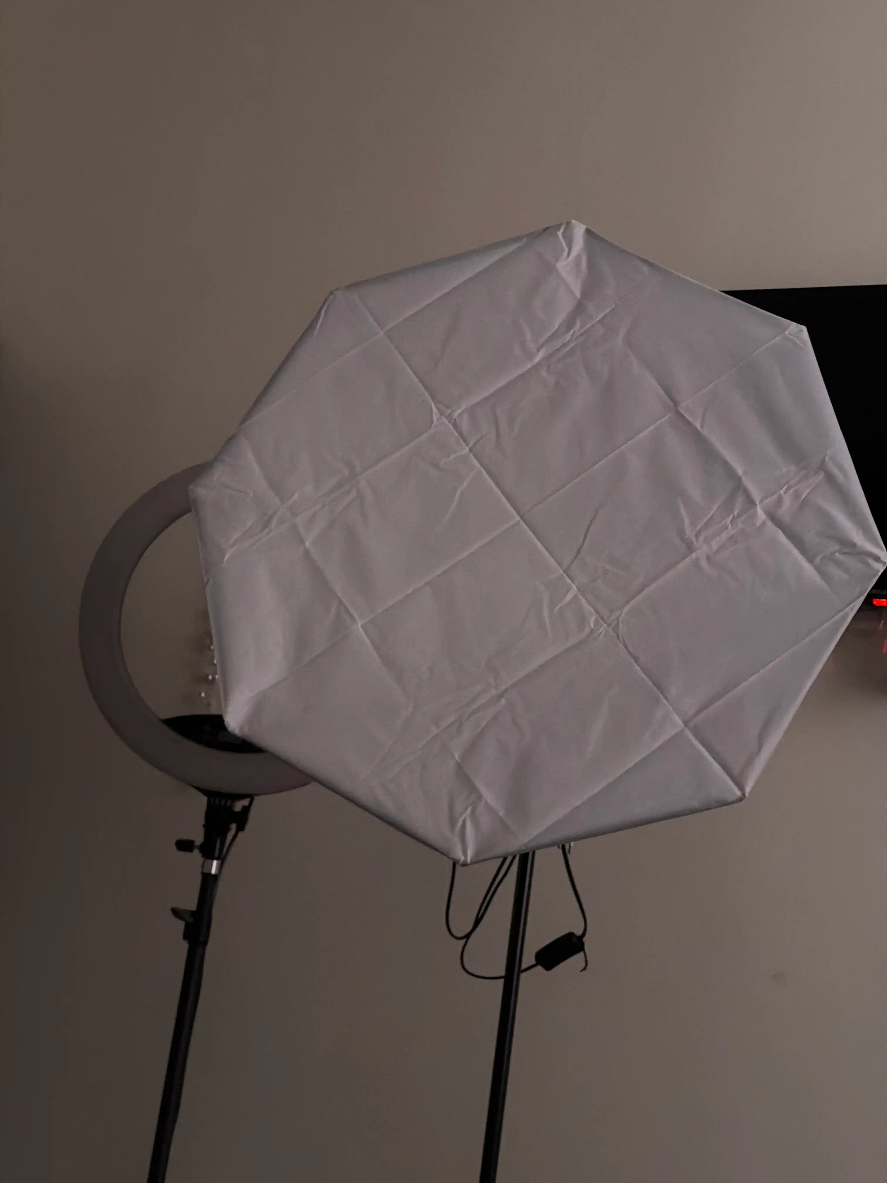Dumaloq softbox, lampa, ustun, pult