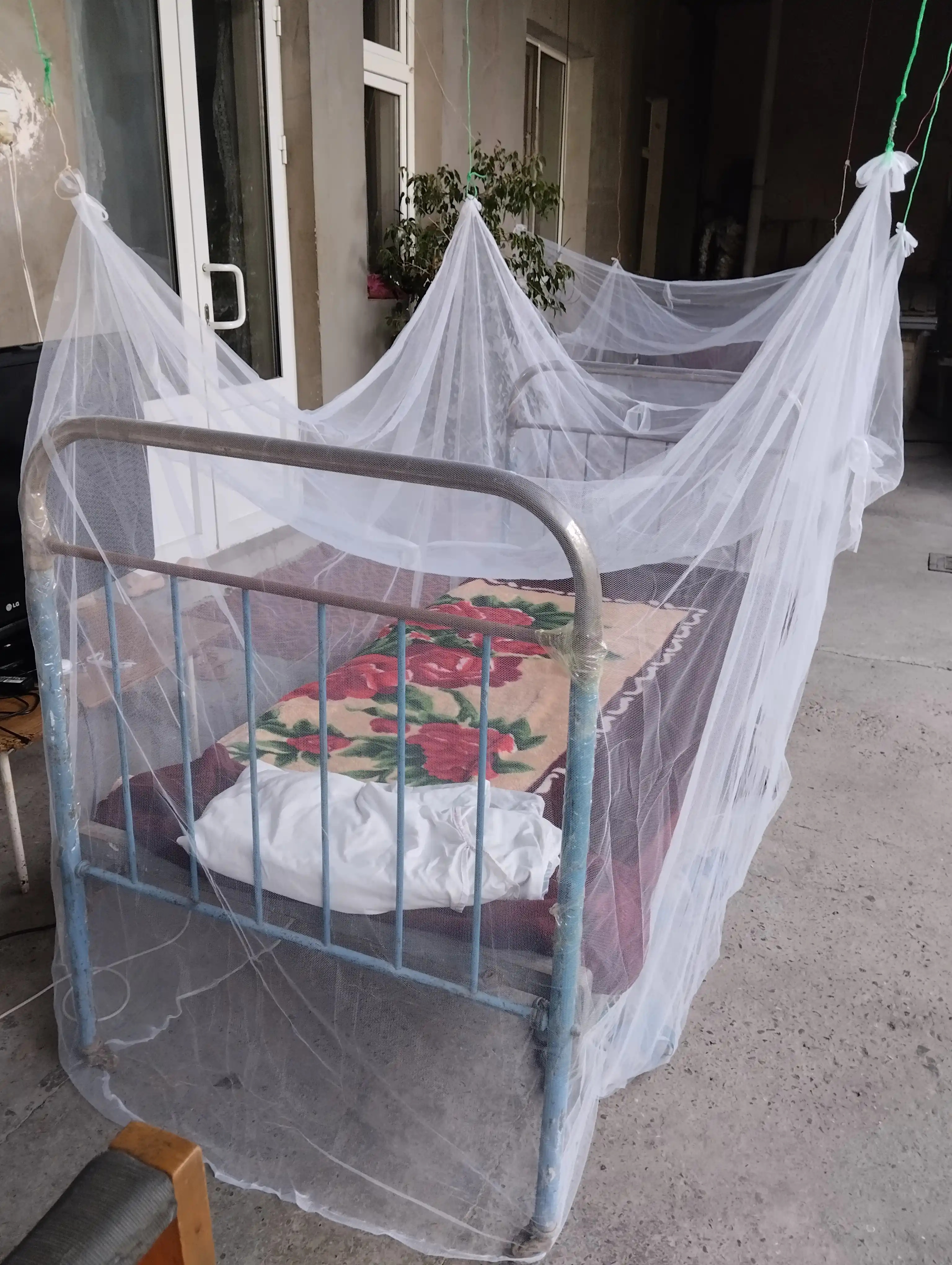 Pashshaxona va pashaxona, krovat uchun pashsha setka, oq rangli