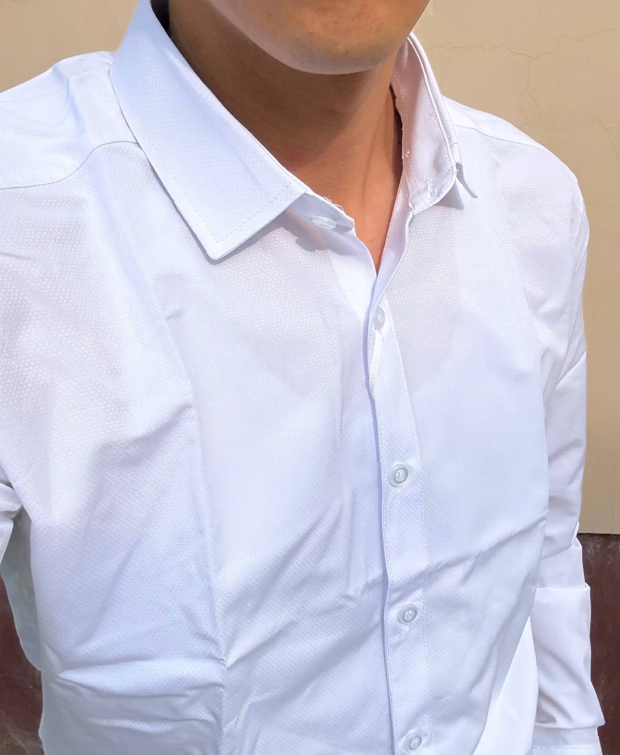 Oq erkaklar ko‘ylagi, ofis uchun uzun yengli ko‘ylak, 1 o‘lcham kattaroq oling