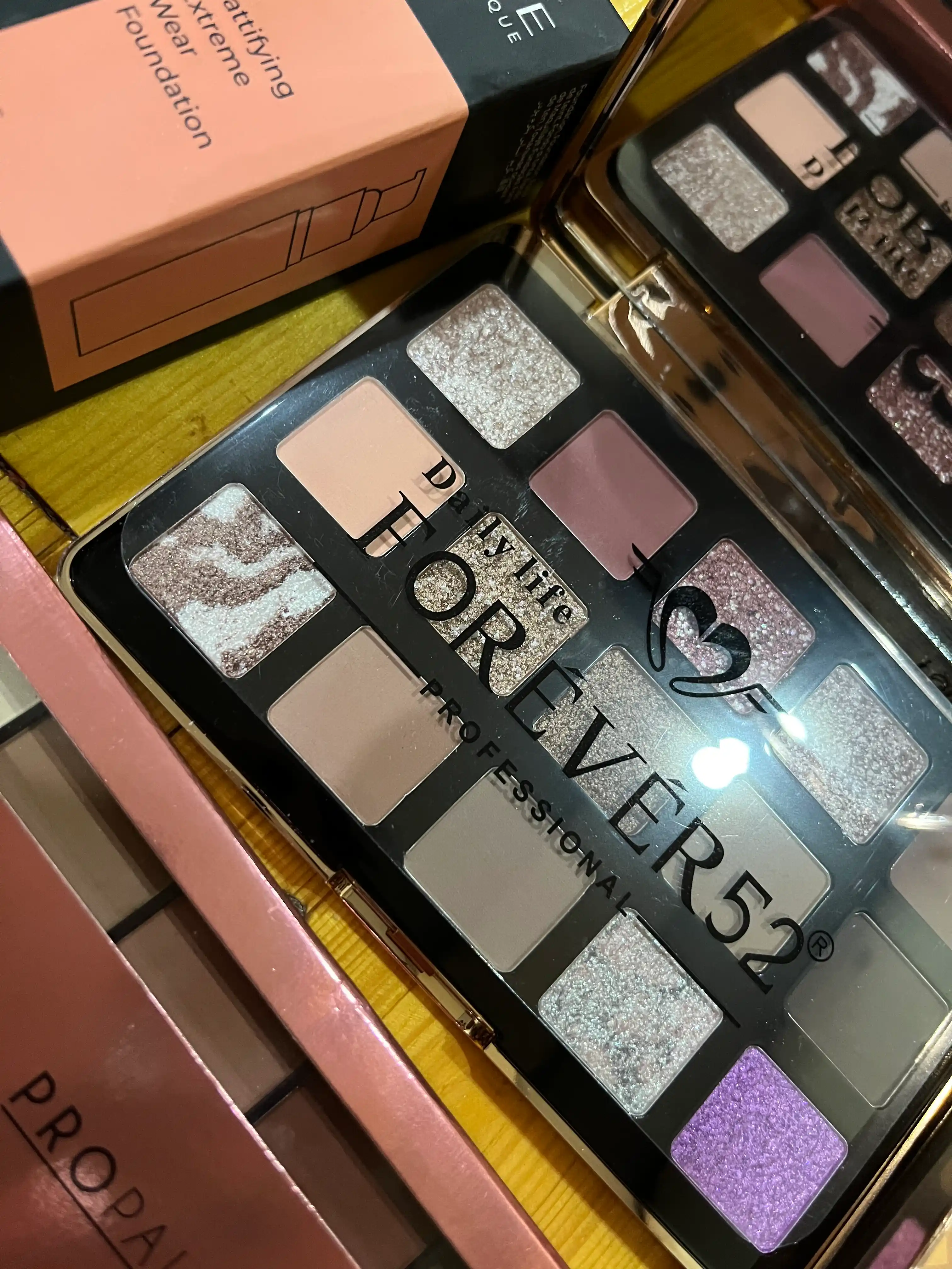 Forever 52 Maglque 15 color eyeshadow, 15 ta rangdan iborat tenlar palitrasi, 15 gr