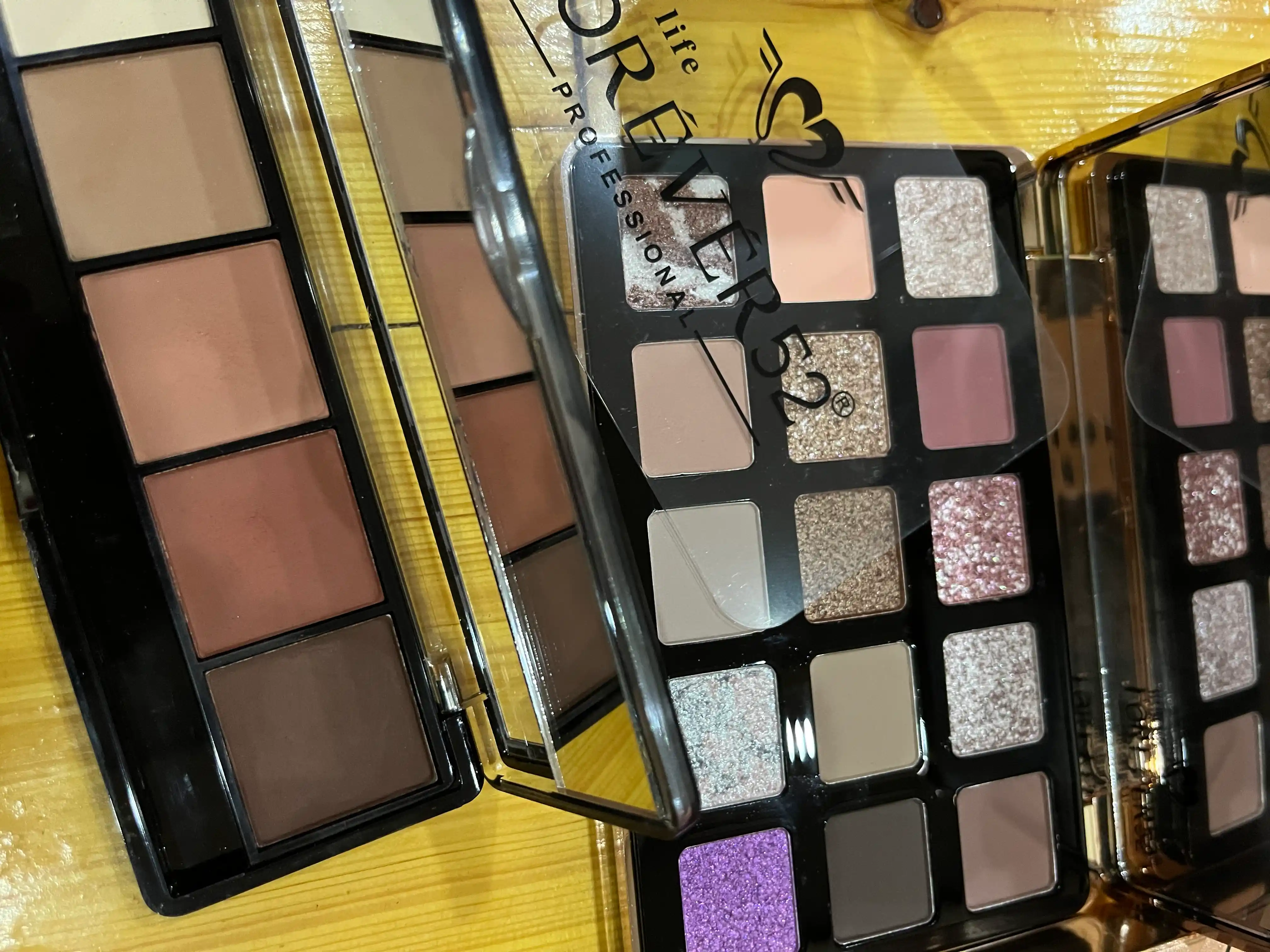 Forever 52 Maglque 15 color eyeshadow, 15 ta rangdan iborat tenlar palitrasi, 15 gr