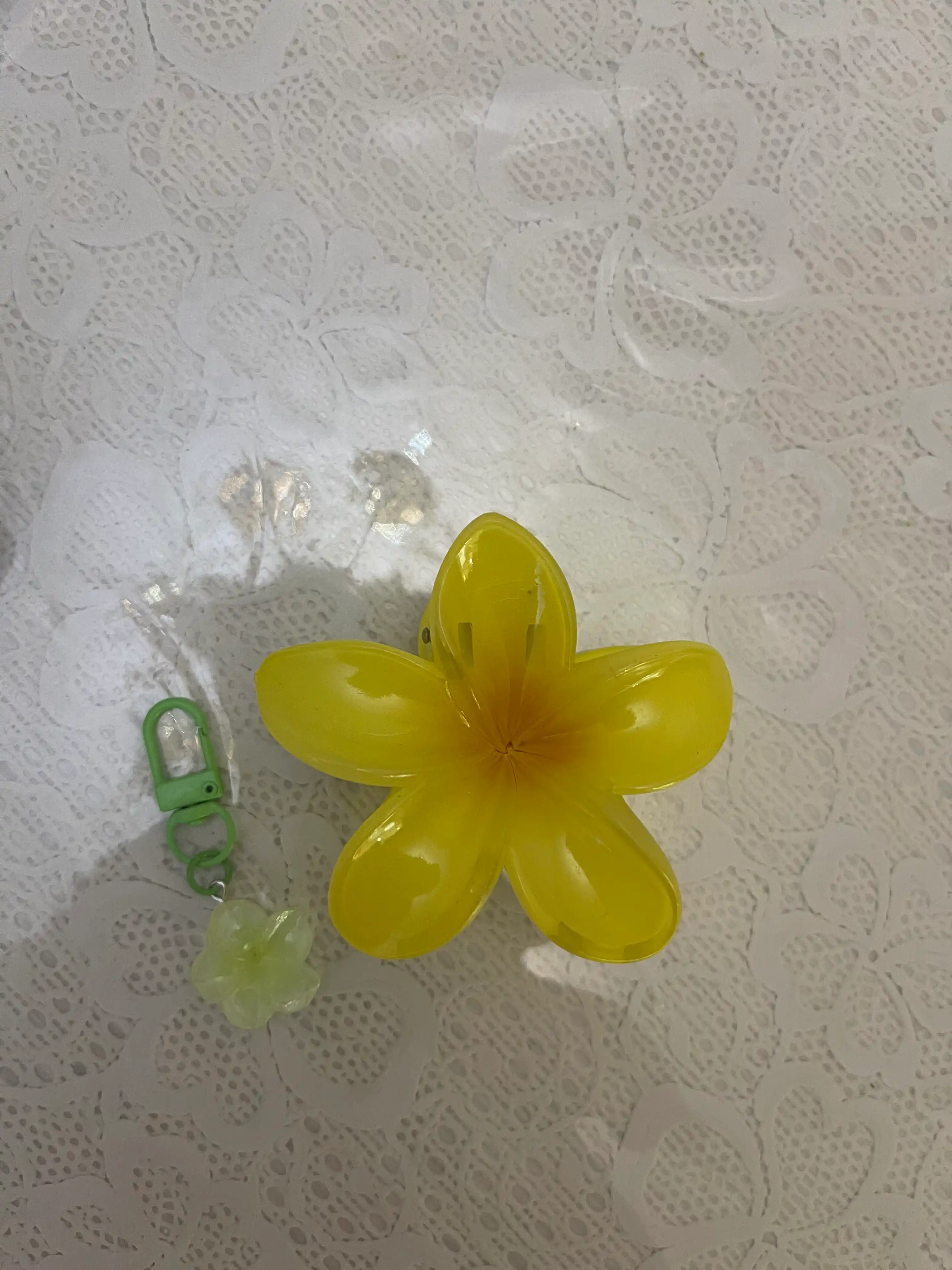 Gavayi soch uchun qisqichbaqa, gulli zakolka, 8 sm + sovg'asiga bilaklik yoki breloklar