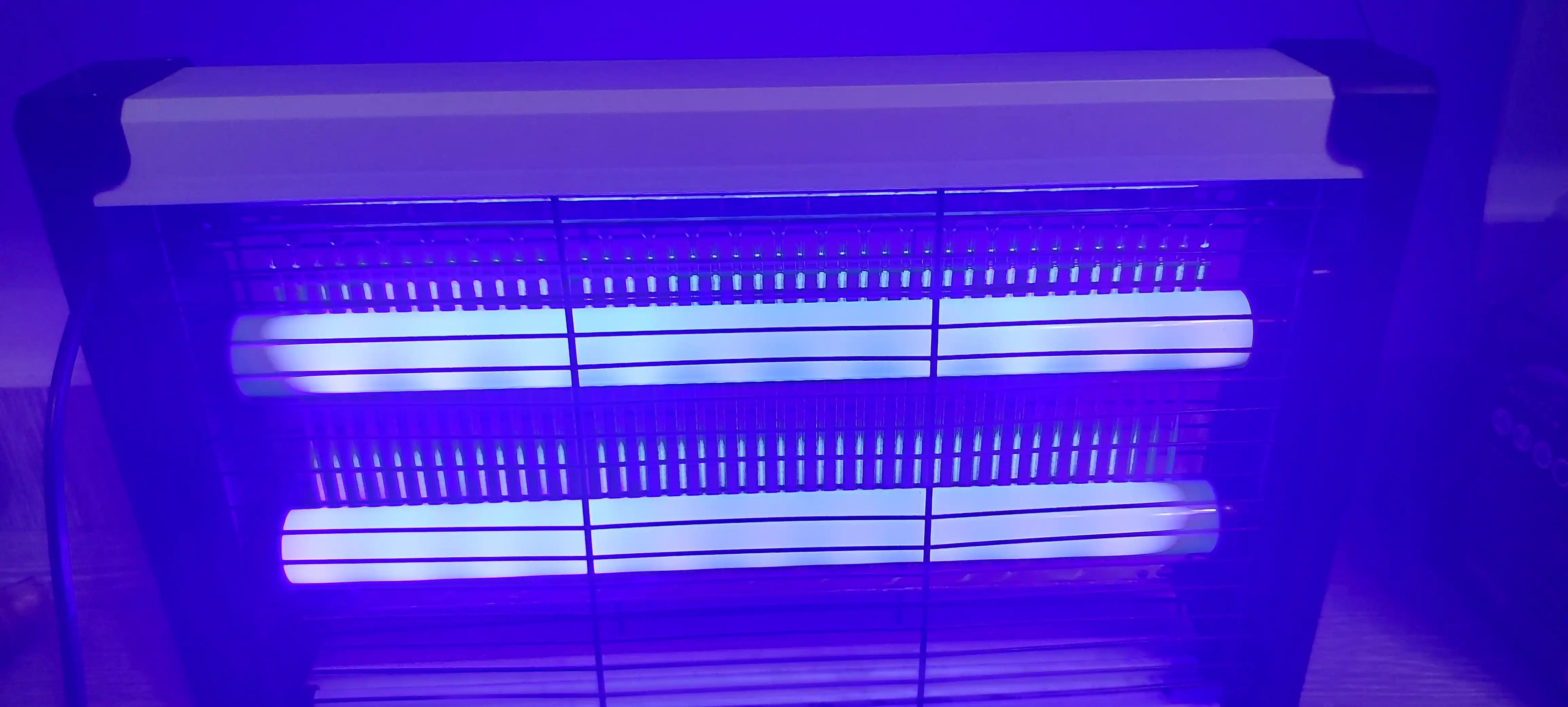 Elektr pashshaboz, ultrabinafsha, chivin va pashshalardan himoya qiladi