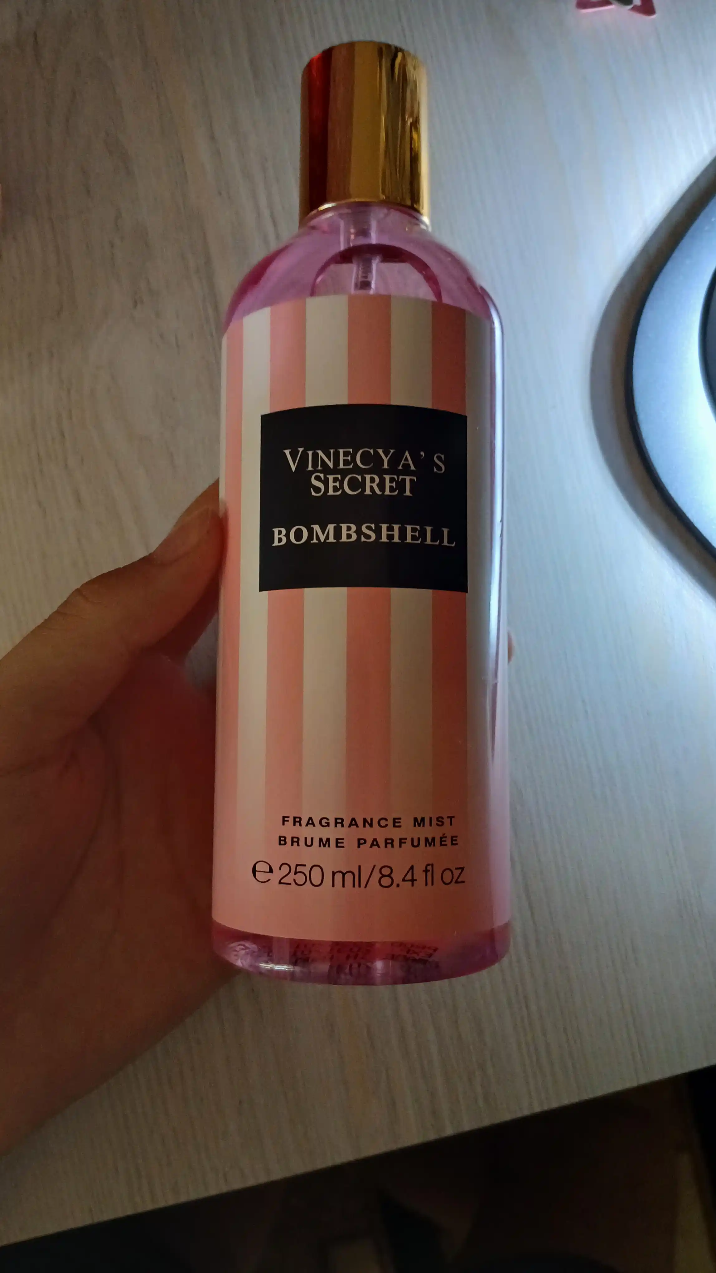 Parfyumlangan tana spreyi suvi Victoria's Secret Spreyi Aqua Kiss Rush, Shimmer, 250 ml