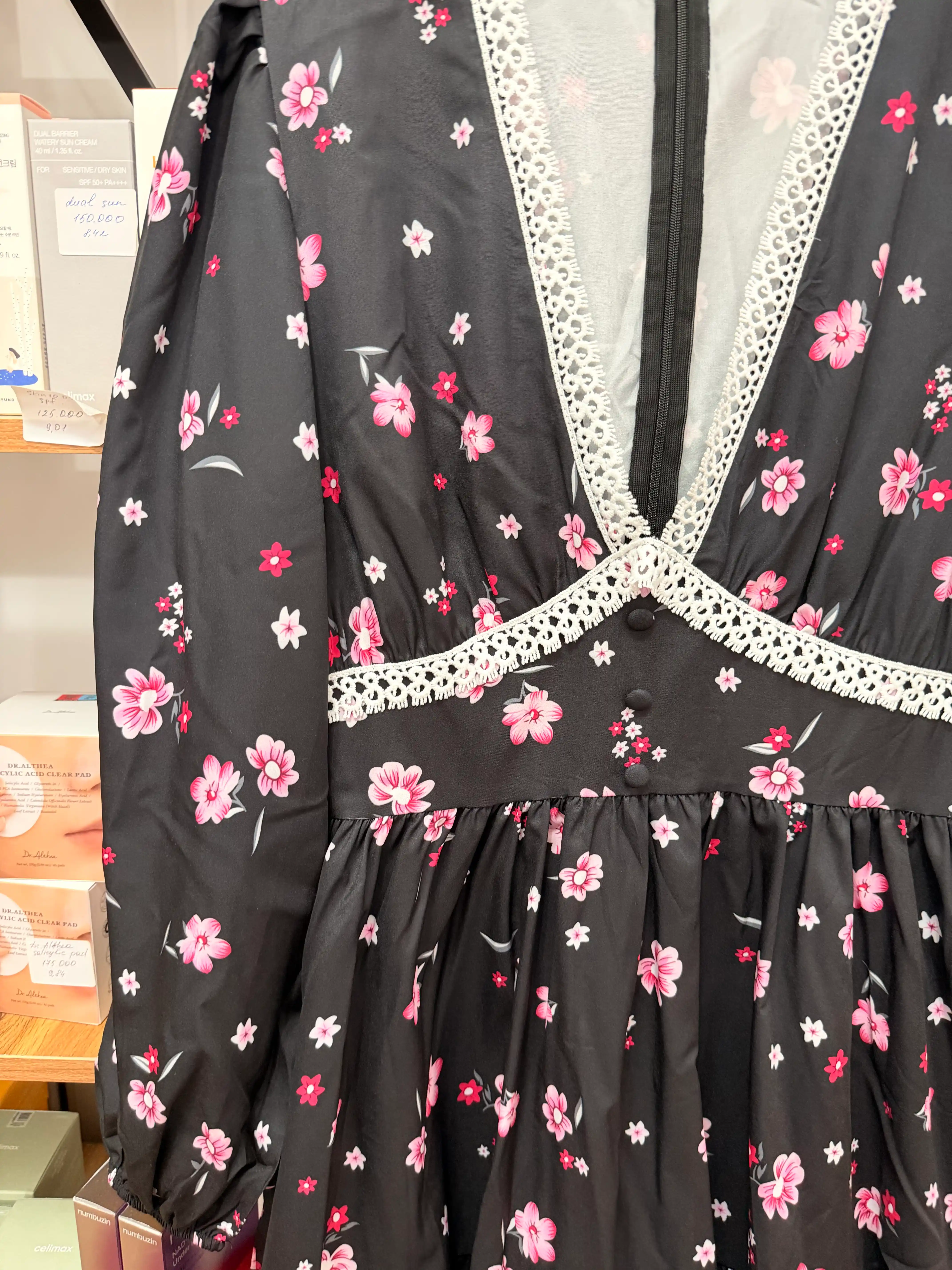 Платье женское, мини, с кружевной отделкой — EllyFashion