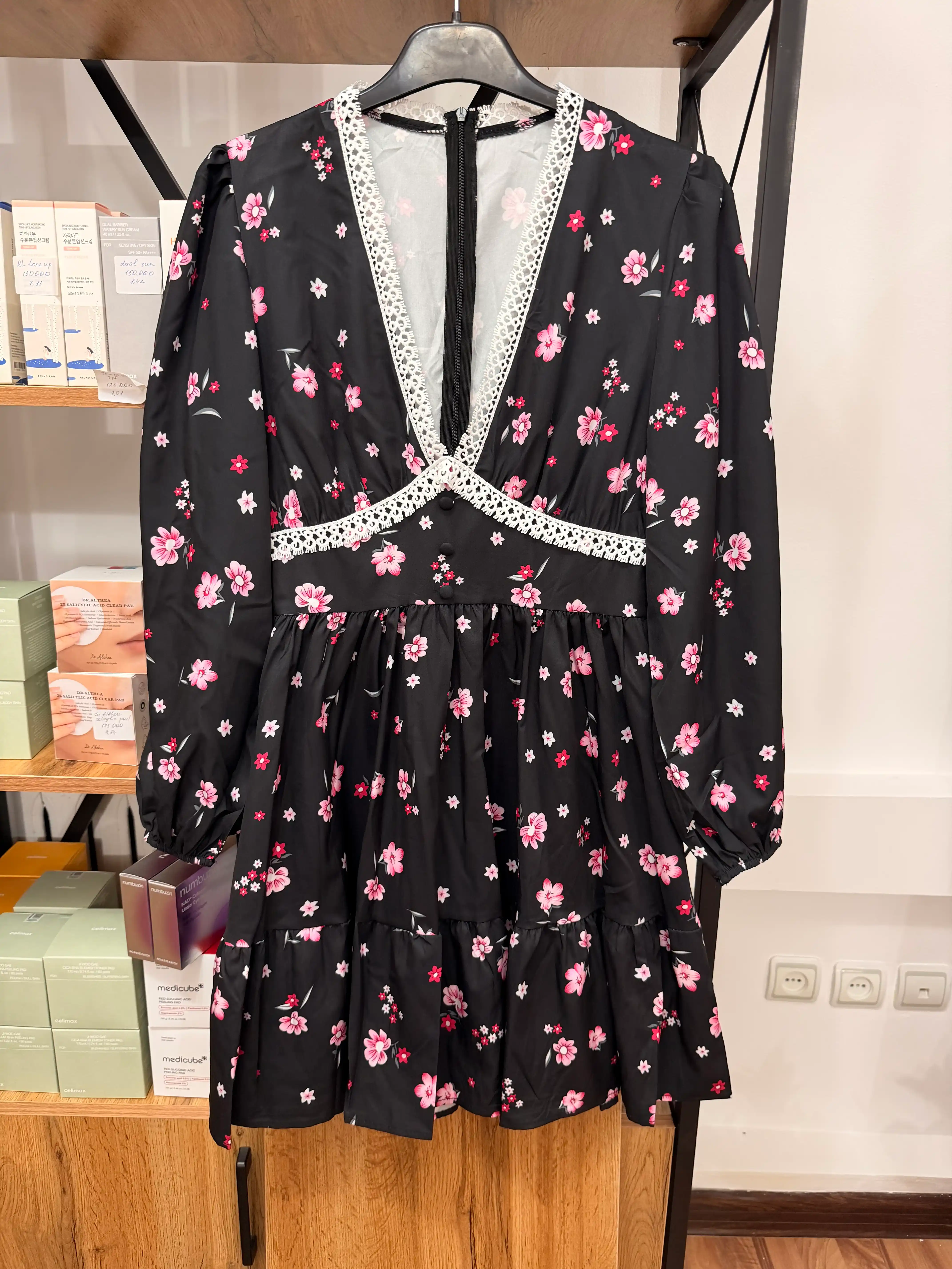 Платье женское, мини, с кружевной отделкой — EllyFashion