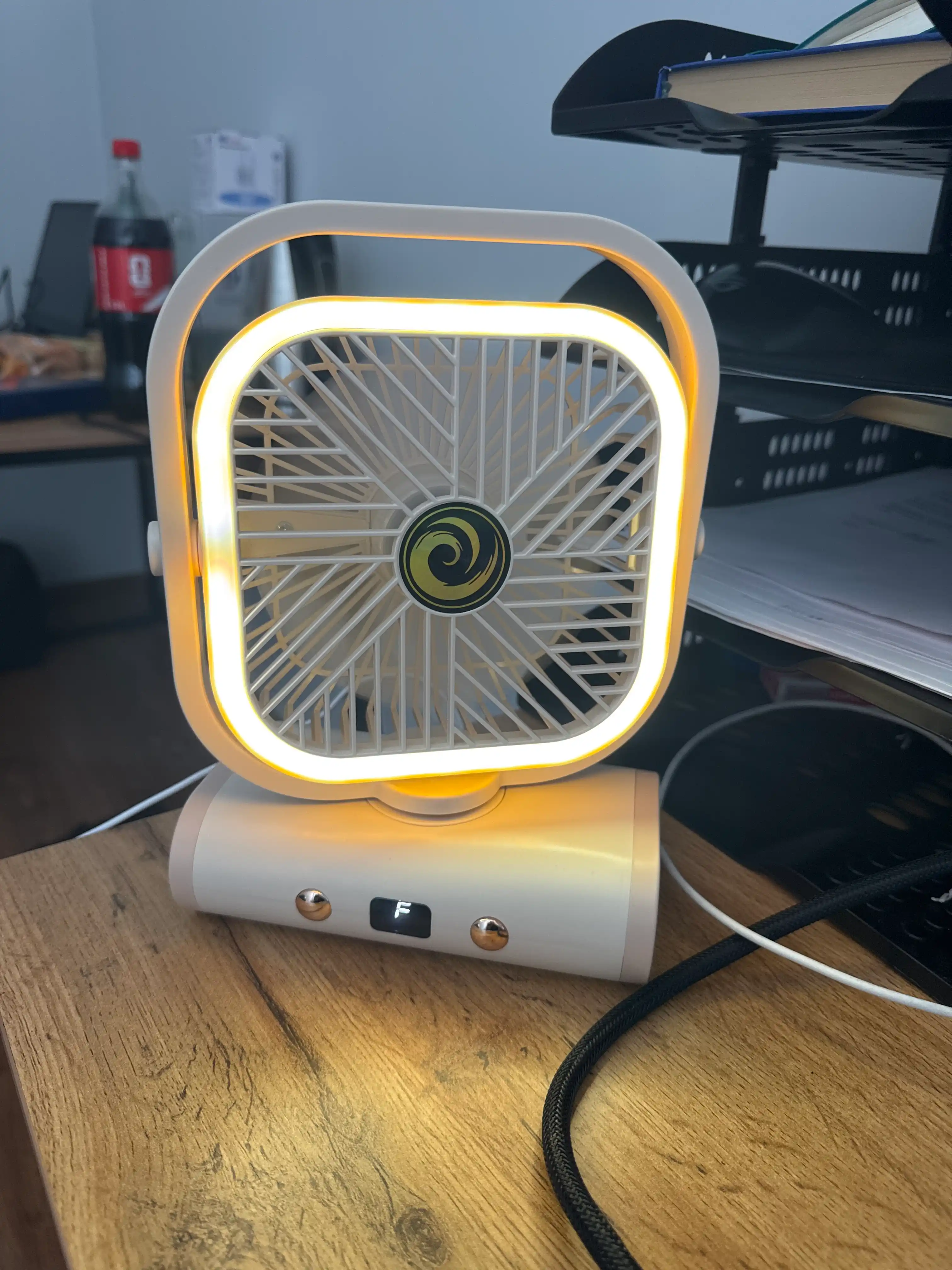 Mini ventilyator, LED yoritgichli, 3 tezlikli, uy va ofis uchun