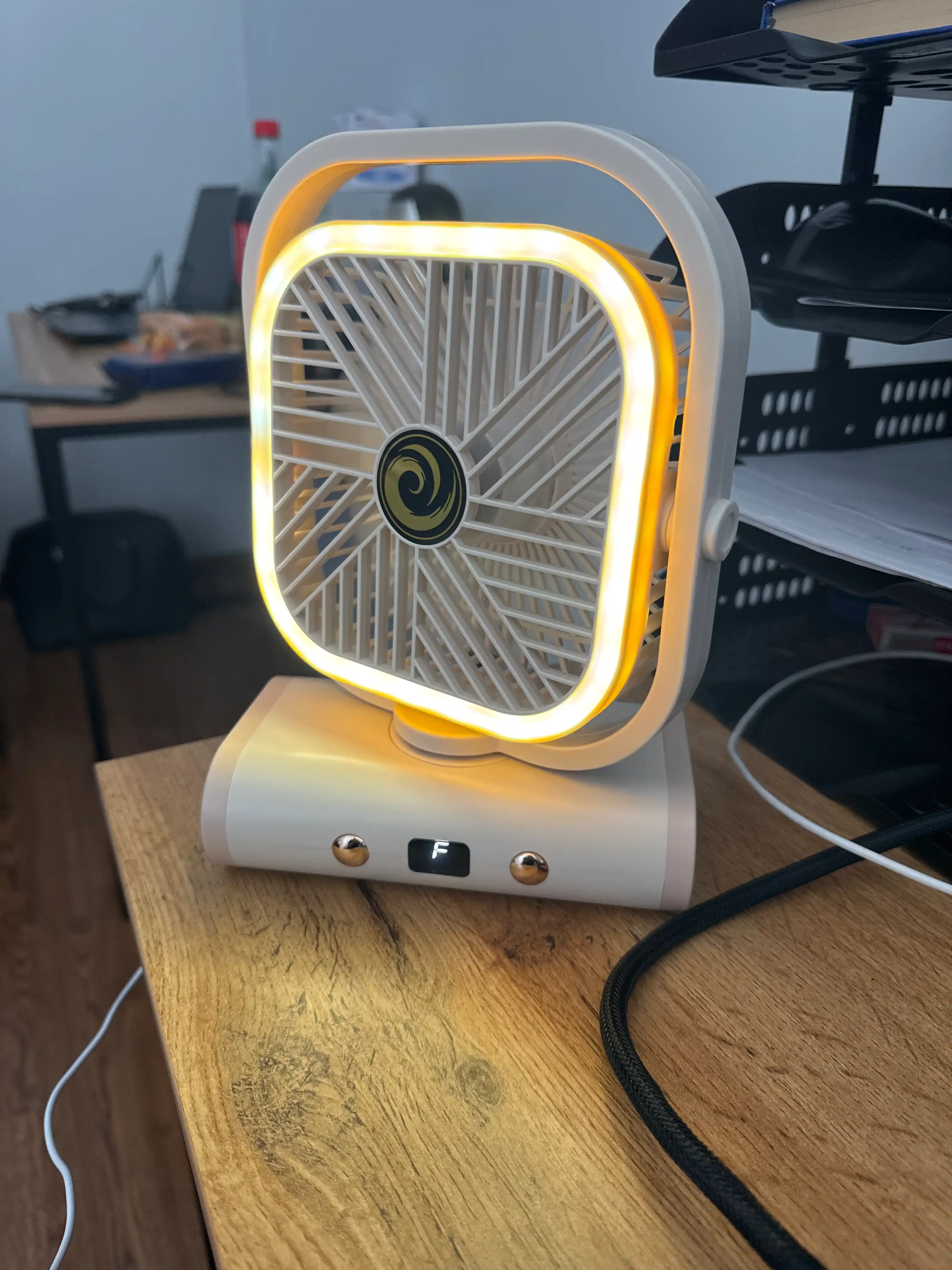 Mini ventilyator, LED yoritgichli, 3 tezlikli, uy va ofis uchun