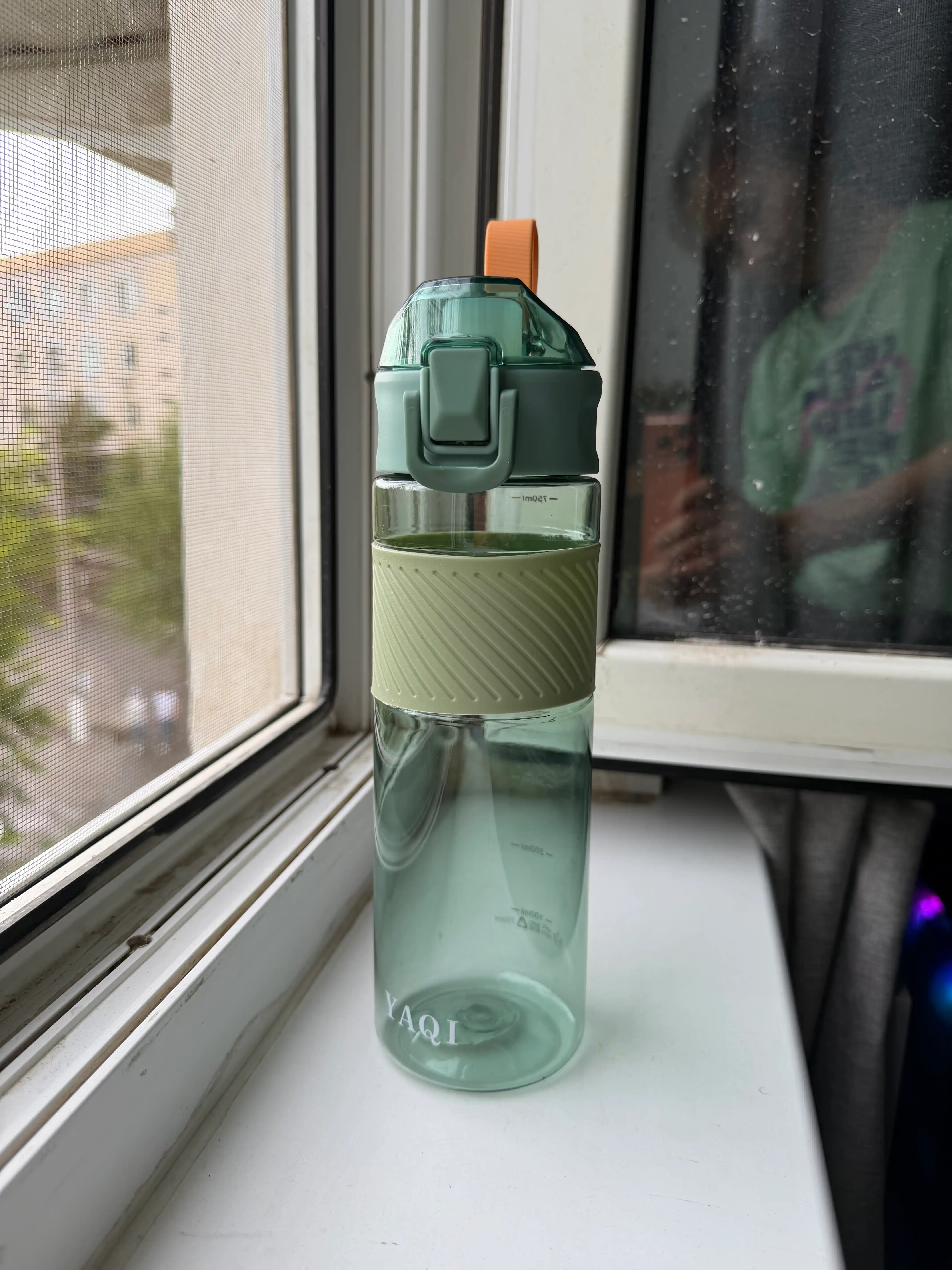 Suv uchun sport idishi, silikon belbog' va qulf bilan, 780 ml