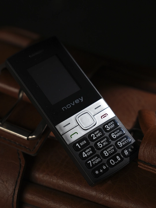 Novey 130 knopkali telefon, ingichka korpus, kamerasiz, 2 SIM