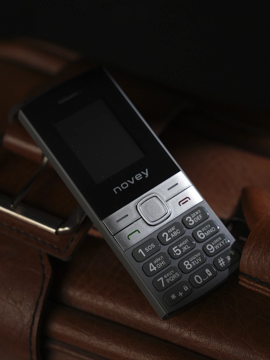 Novey 130 knopkali telefon, ingichka korpus, kamerasiz, 2 SIM