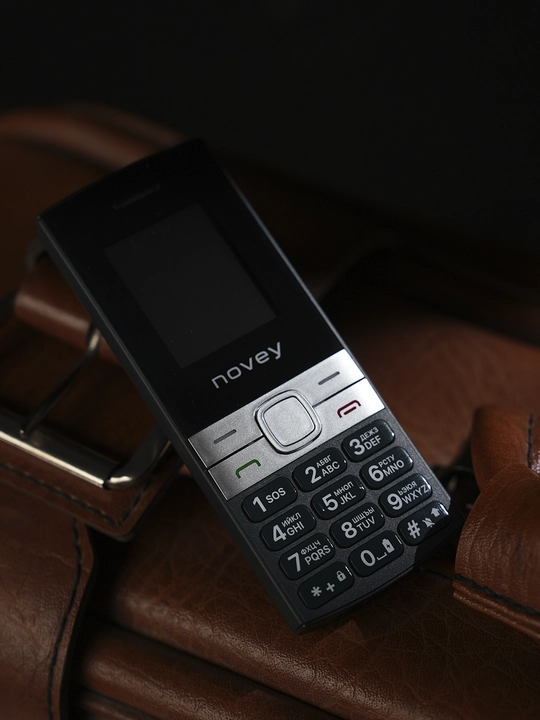 Novey 130 knopkali telefon, ingichka korpus, kamerasiz, 2 SIM