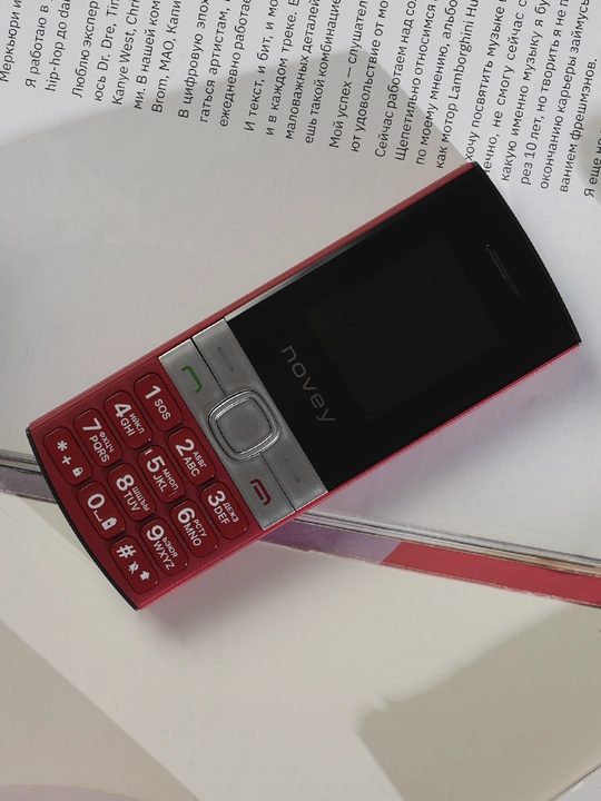 Novey 130 knopkali telefon, ingichka korpus, kamerasiz, 2 SIM