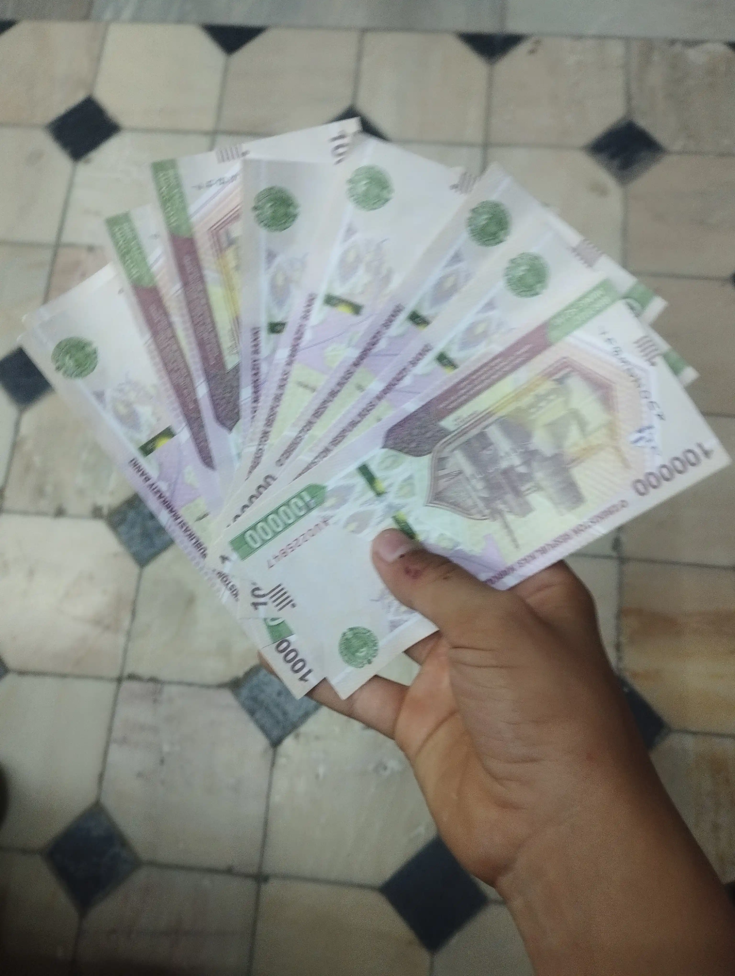 Suvenir pullar, so‘m kupyuralari, 50 ming, 100 mimg, 200 ming