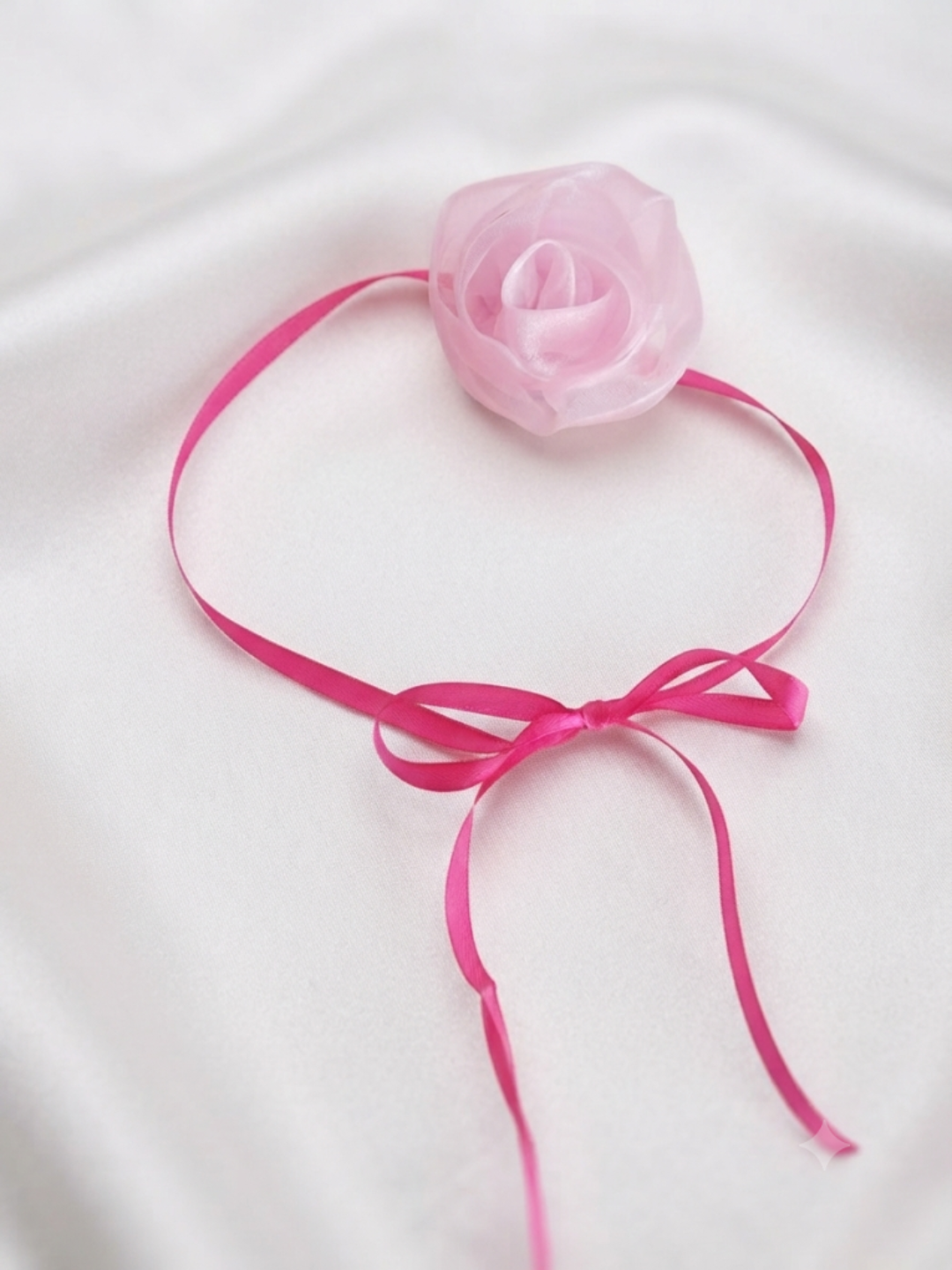 Choker ayollar uchun, bo'yinga taqiladigan taqinchoq
