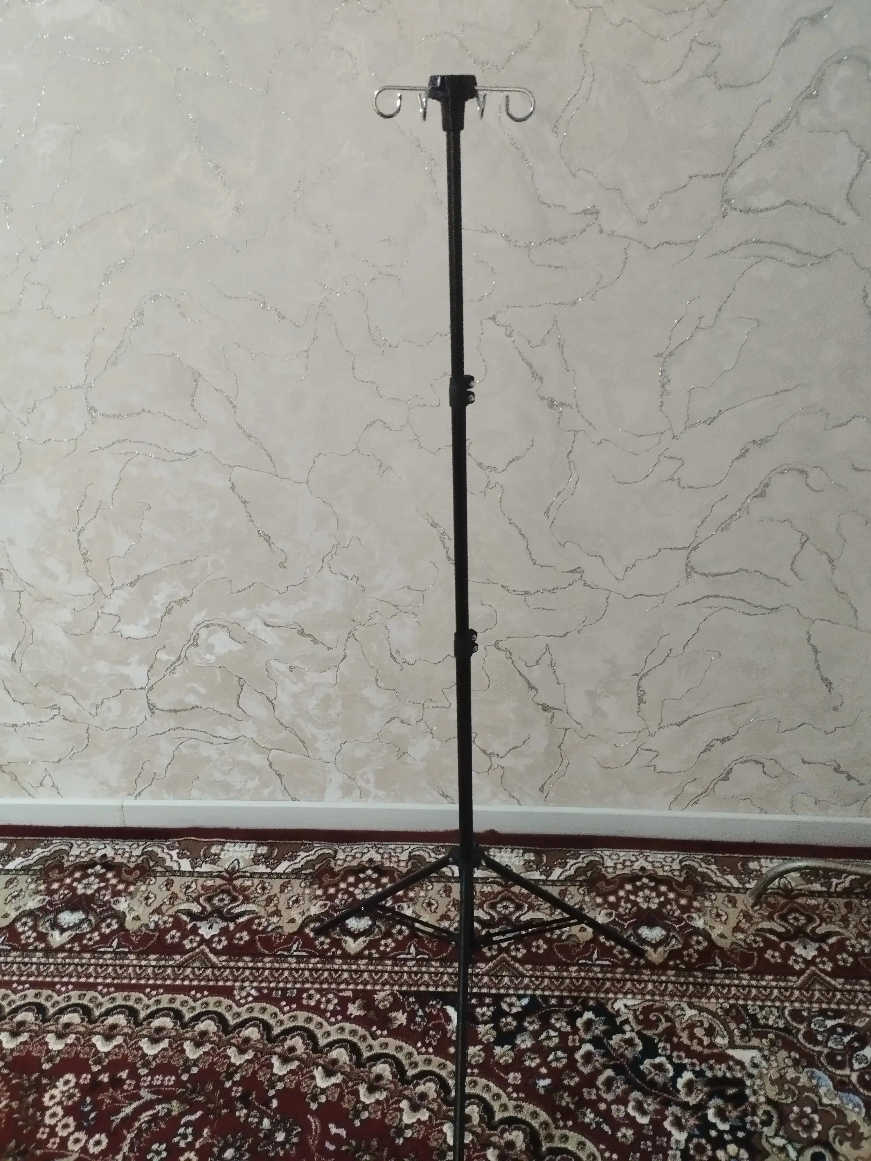 Uzoq muddatli infuziyalar uchun teleskopik tibbiy tomchilatuvchi tripod tomchi tokchasi