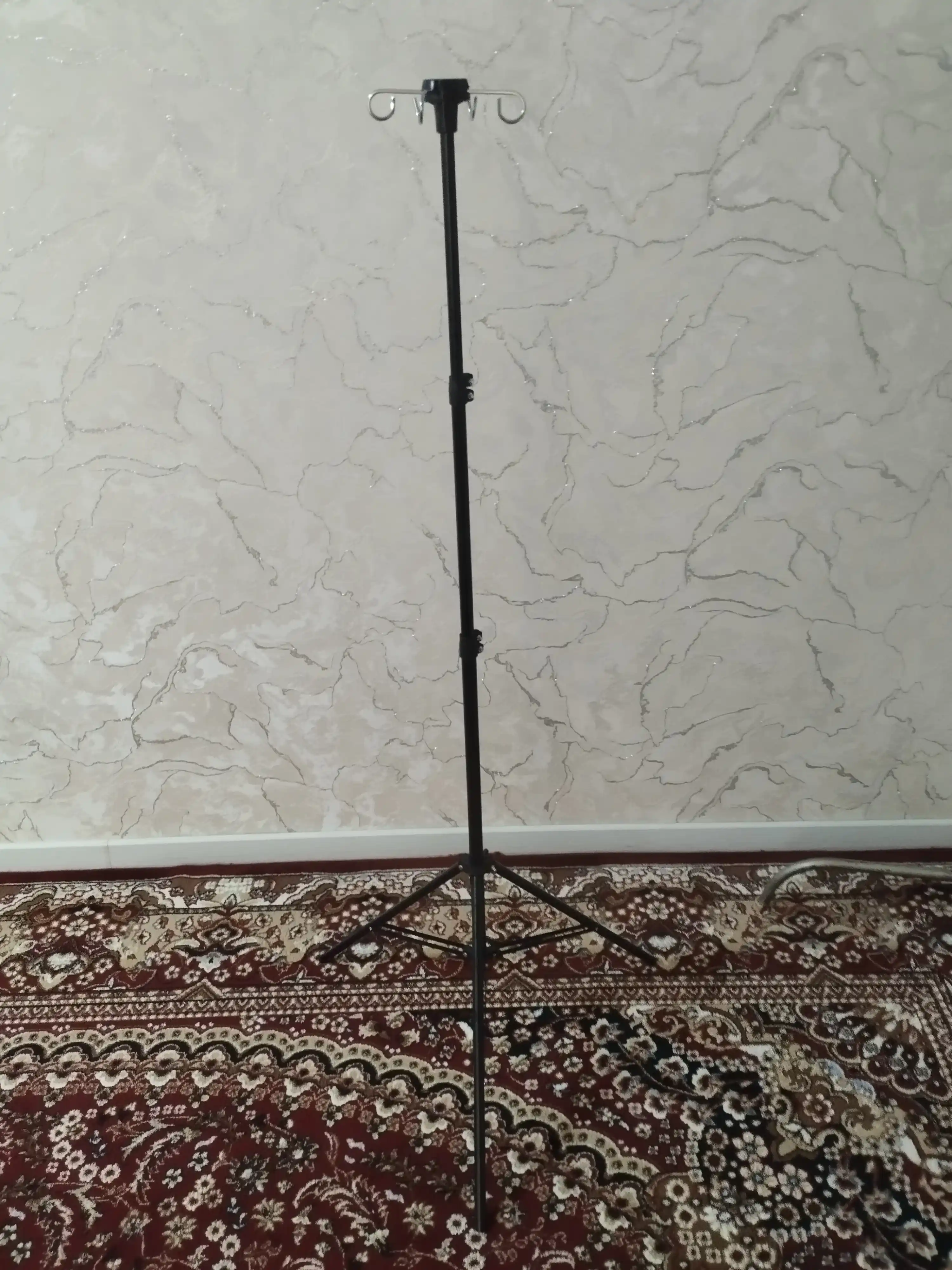 Uzoq muddatli infuziyalar uchun teleskopik tibbiy tomchilatuvchi tripod tomchi tokchasi