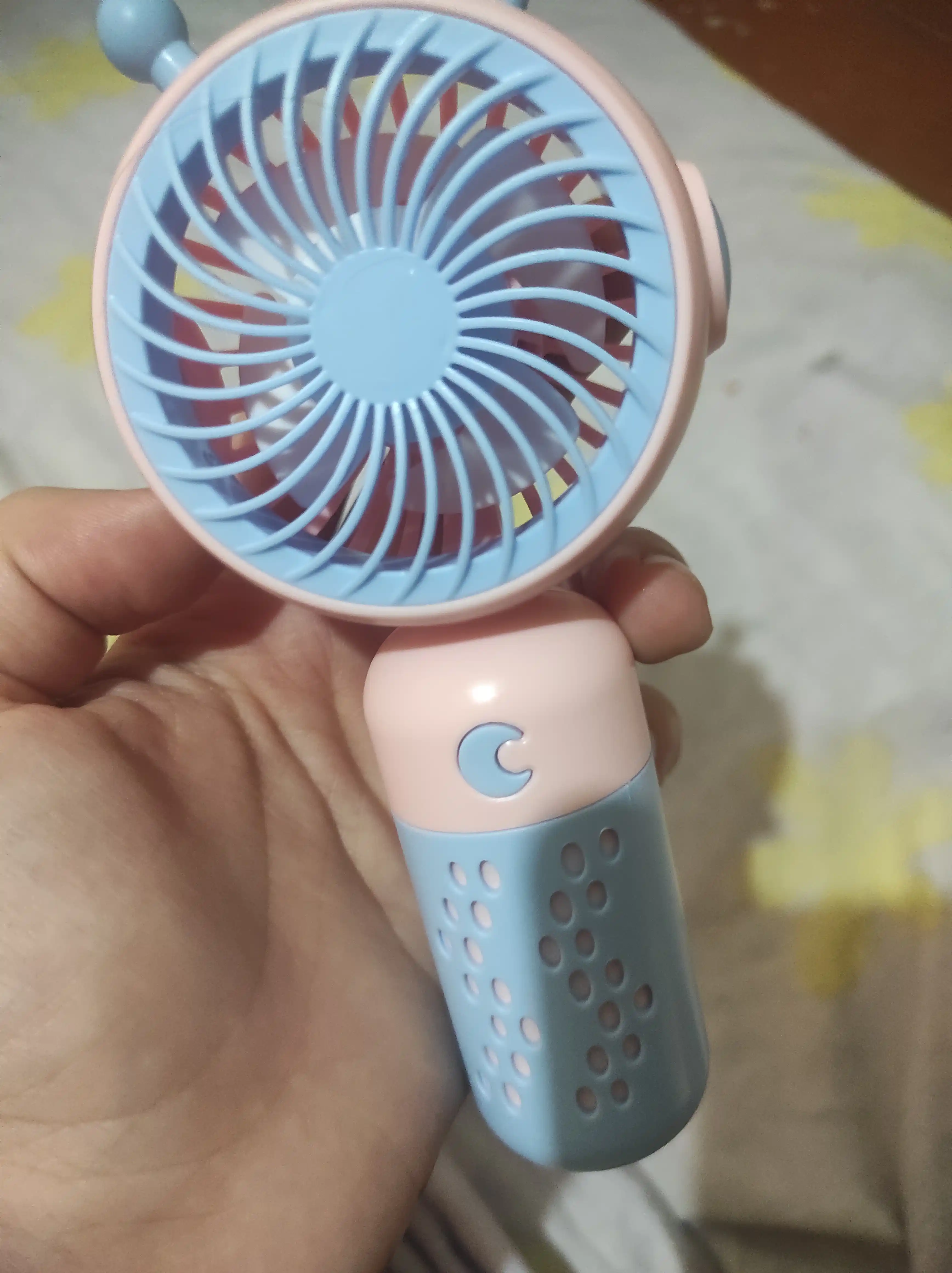 Yoqimli portativ mini-ventilyator (USB, 3 ta tezlik rejimi, 16 sm)