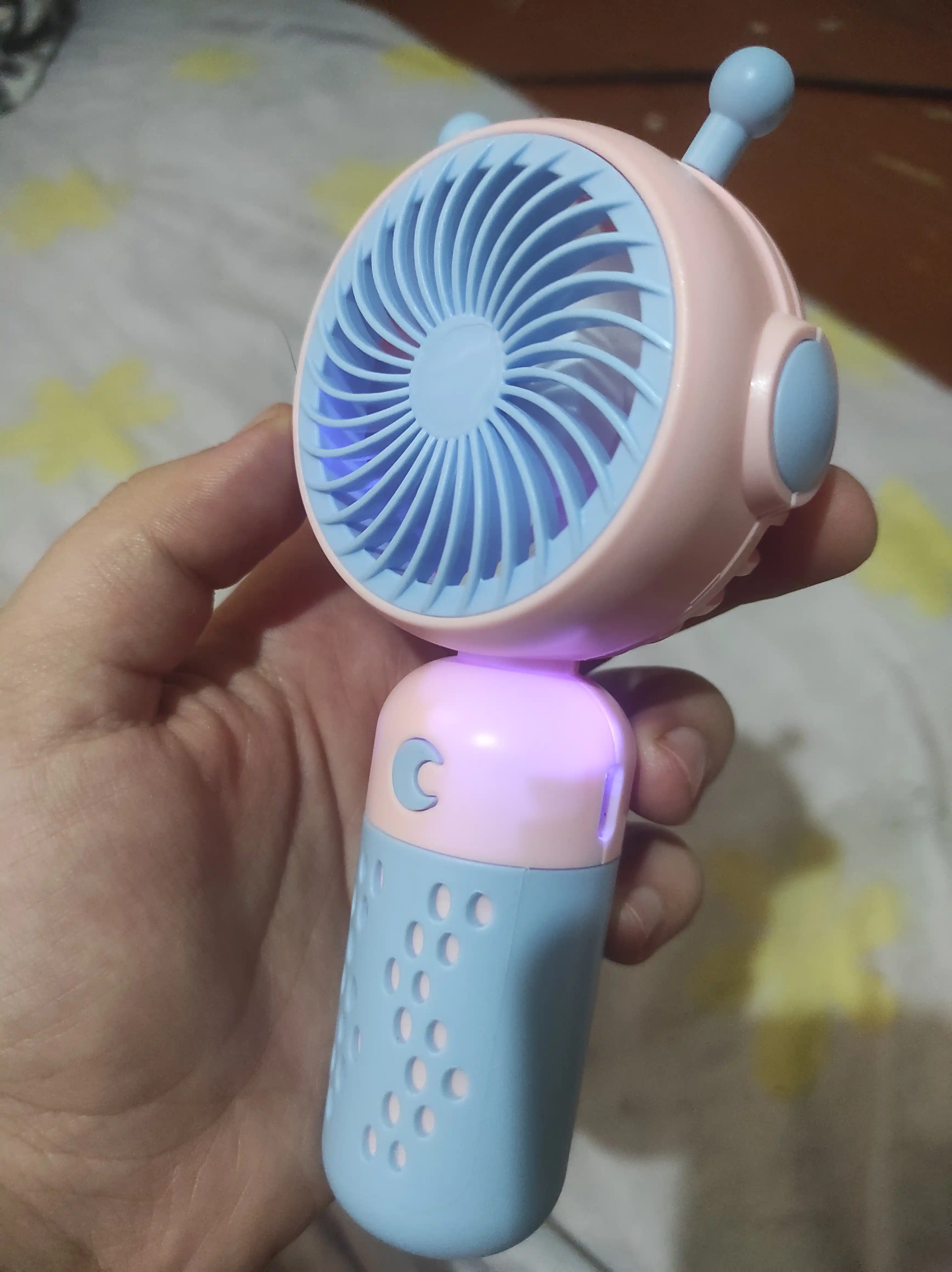 Yoqimli portativ mini-ventilyator (USB, 3 ta tezlik rejimi, 16 sm)