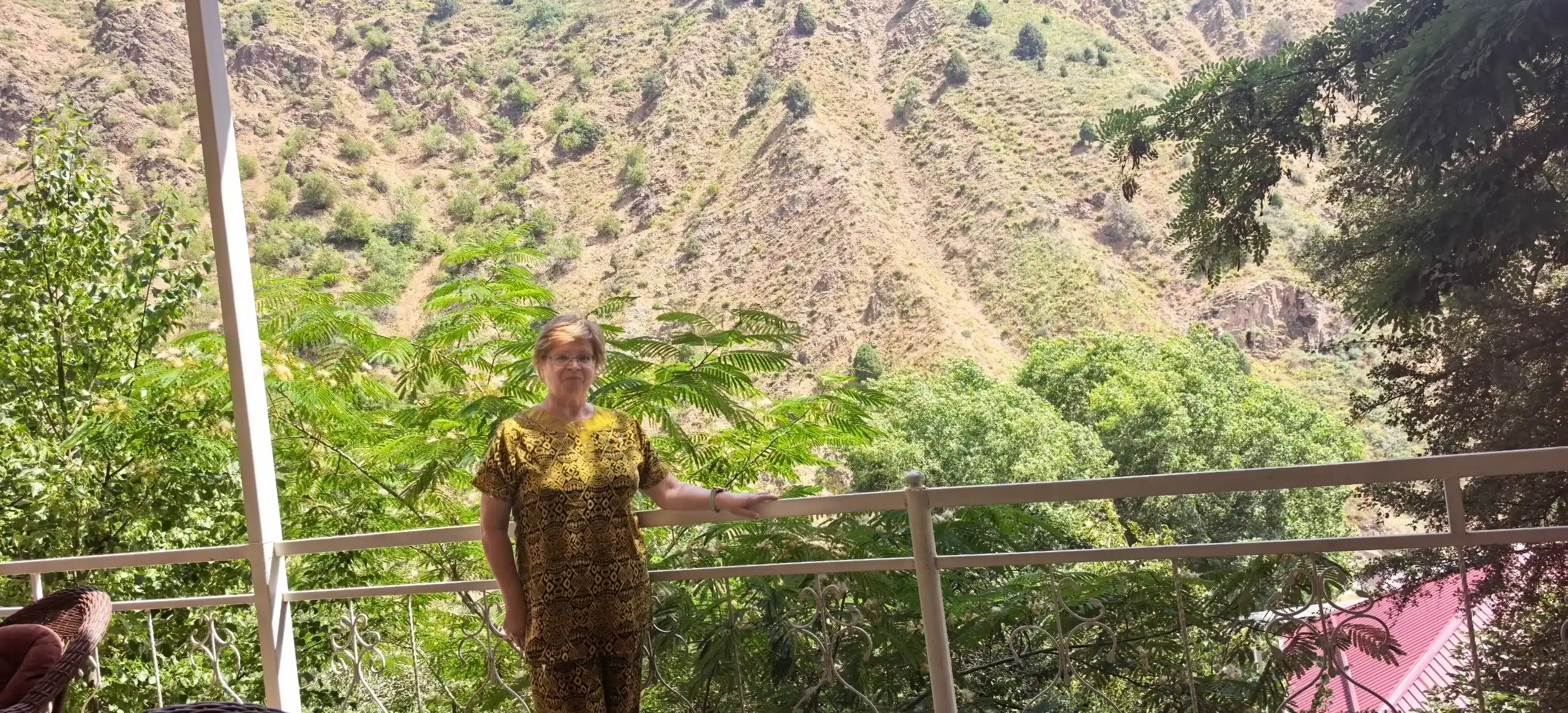 Ayollar kostyumi ikki qismli shtepel mato, ikat naqshli, tugmali, yozgi, erkin fason