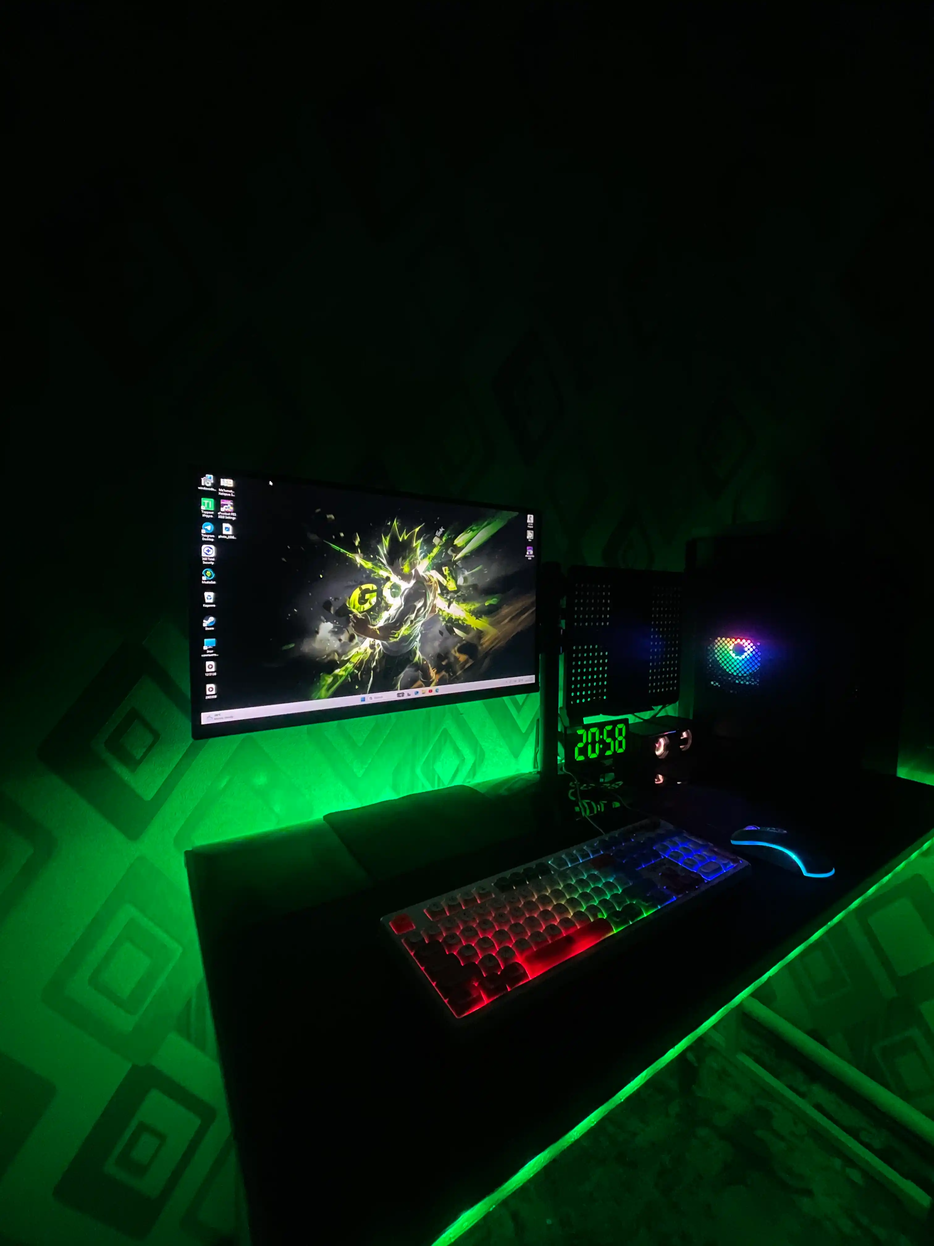 RGB LED masofadan boshqarish pulti bilan 5 metrli LED ko'p rangli lentasi 