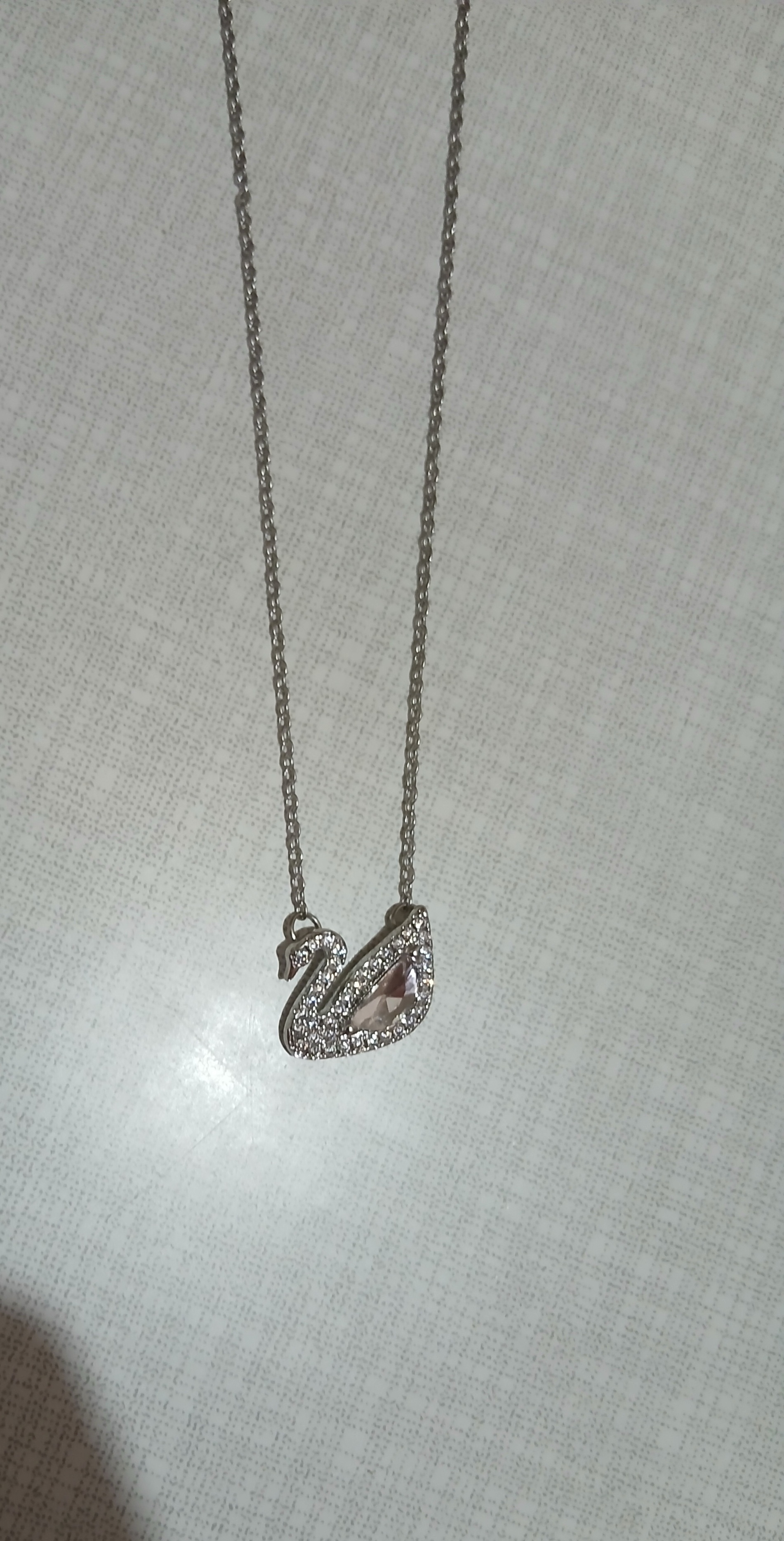 Ayollar zanjiri - oqqush shaklidagi marjon, SWAROVSKI kristallari bilan bezatilgan