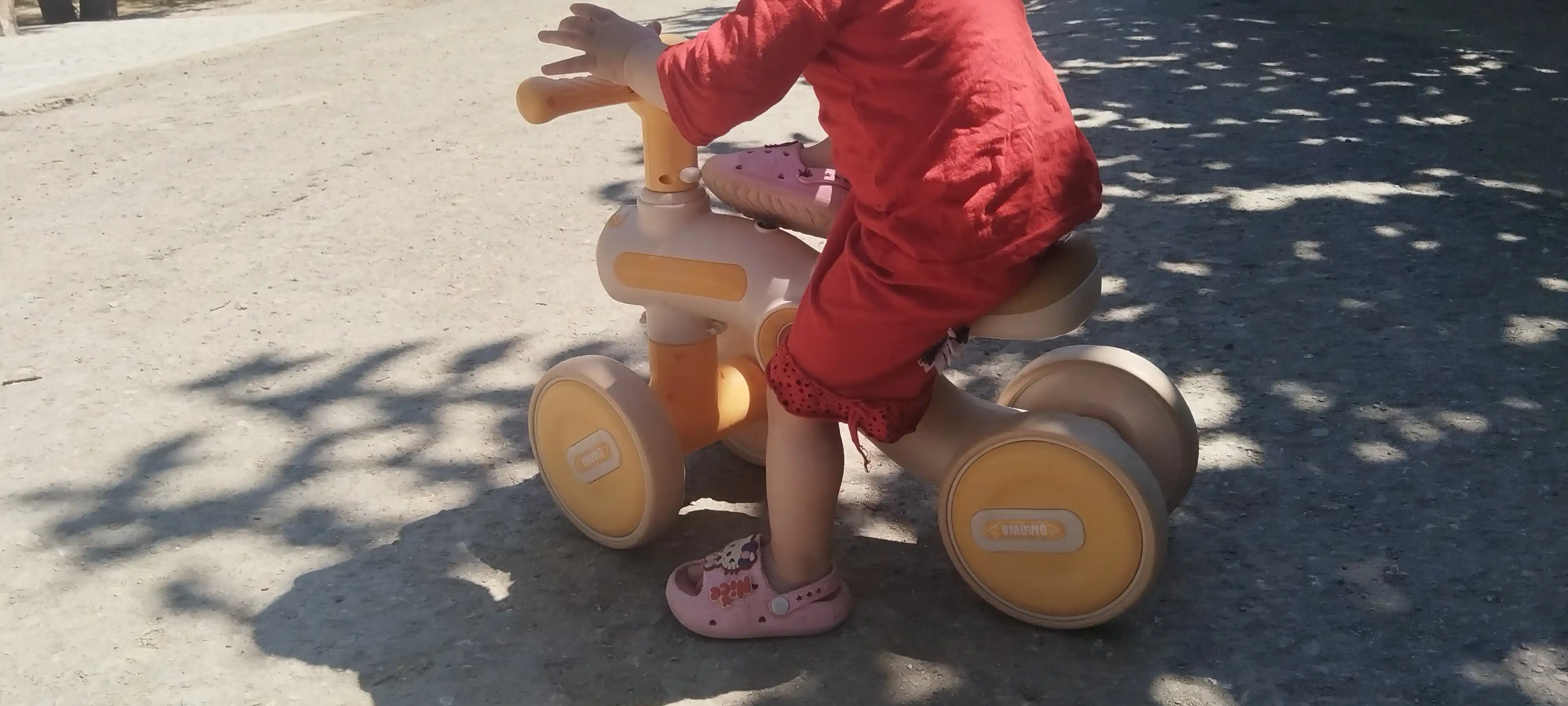 Bolalar to‘rt g‘ildirakli muvozanatlovchi velosipedi, pedalsiz, tolokar, aravacha