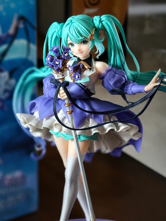 Hatsune Miku anime figurkasi – binafsha libosdagi premium kolleksion bezak