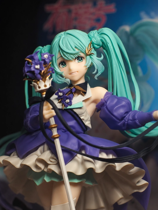 Hatsune Miku anime figurkasi – binafsha libosdagi premium kolleksion bezak