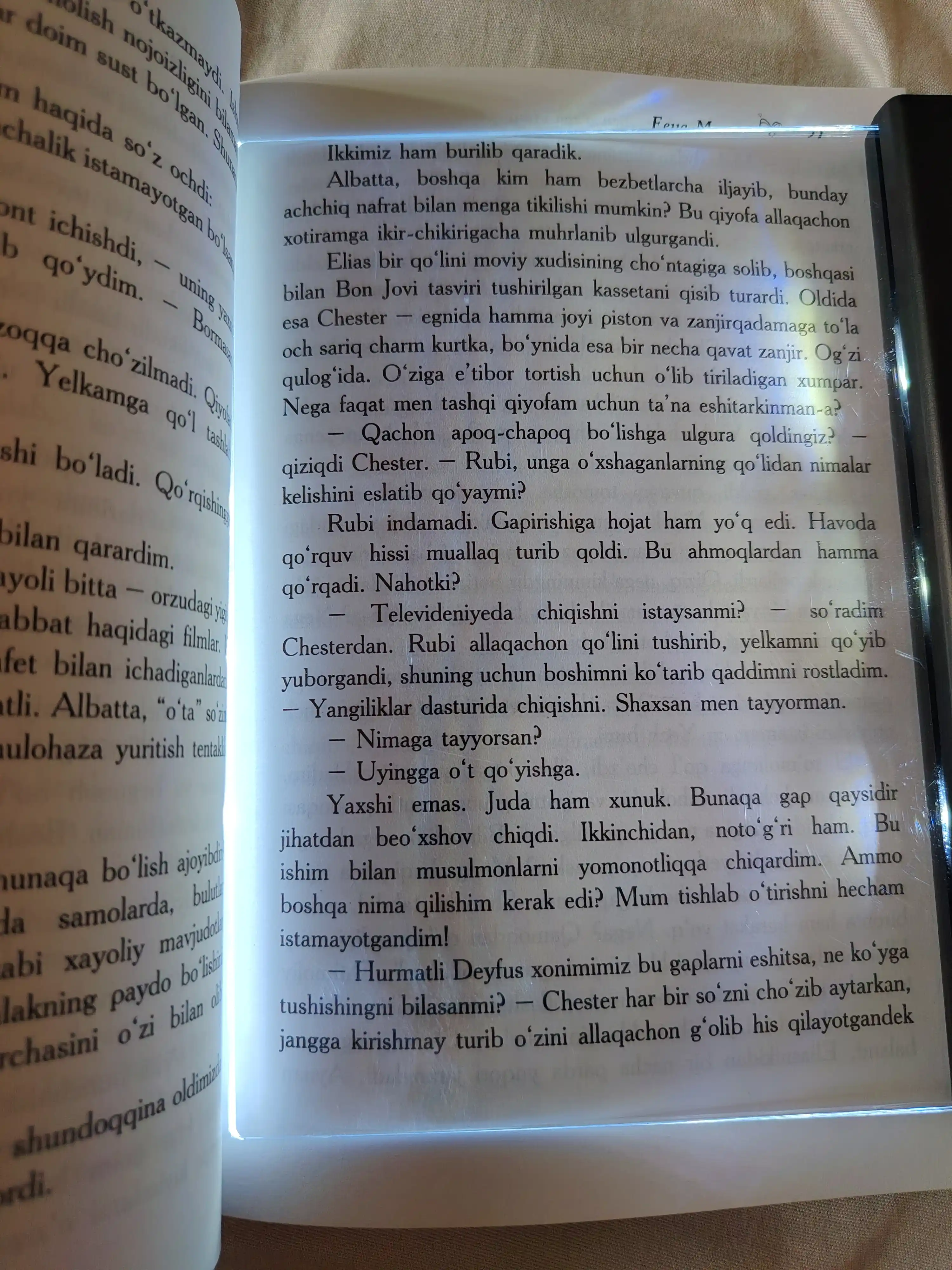 Qorong‘ida kitob o‘qish uchun yoritgich, 3 ta sovg‘a batareyasi