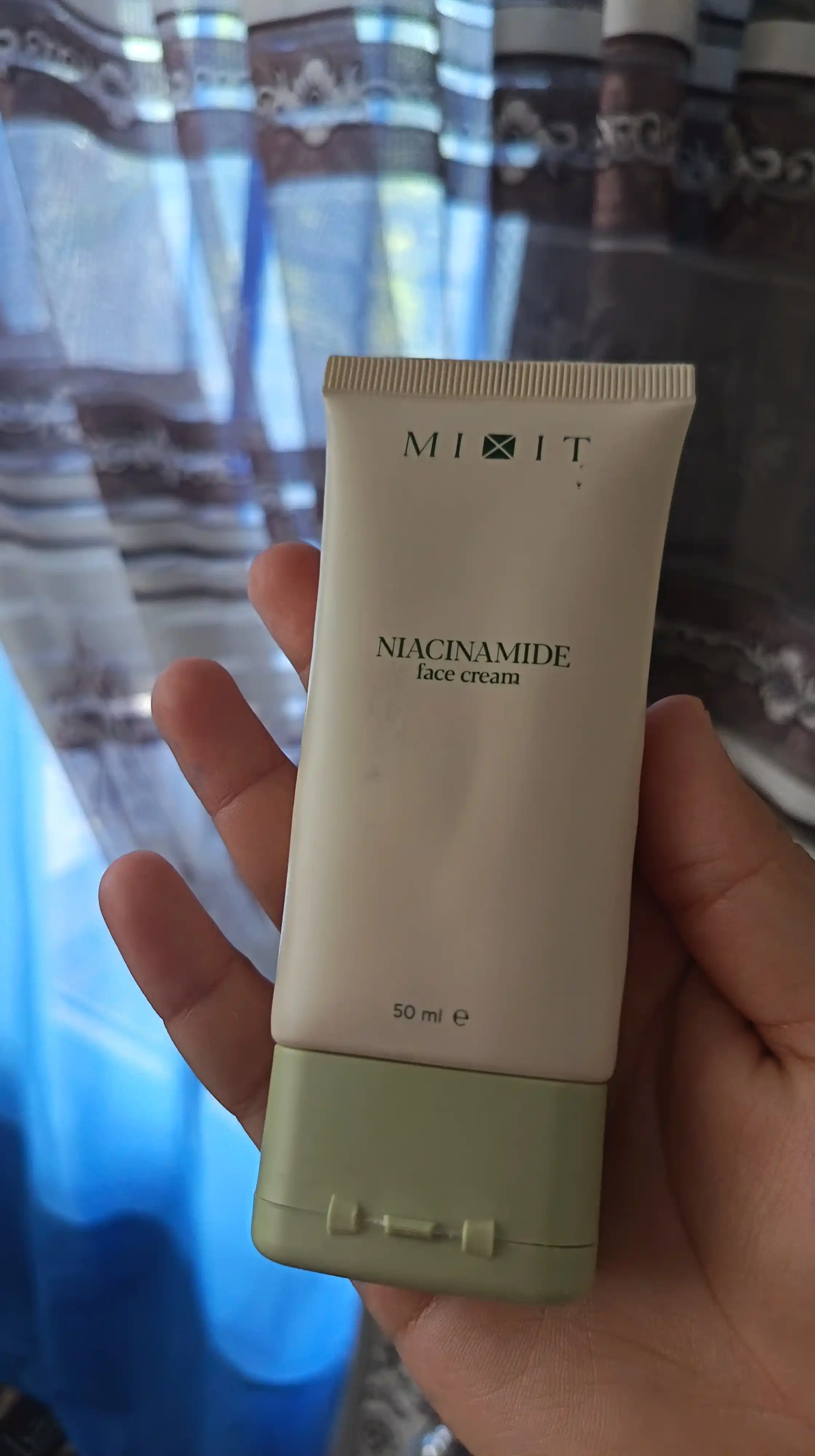 MIXIT husnbuzarlarga qarshi niatsinamidli yuz uchun motlashtiruvchi krem, 50 ml