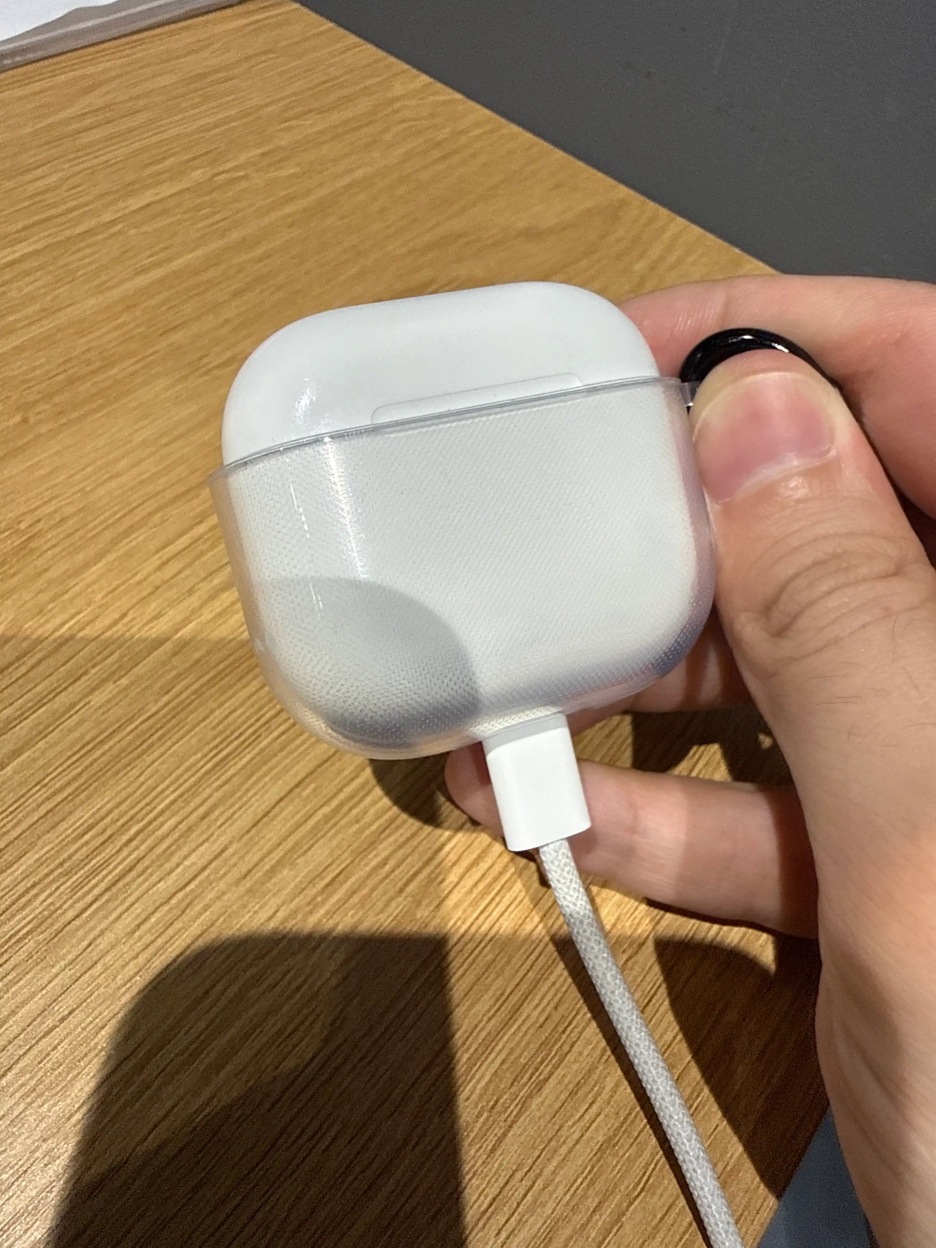 Прозрачный/бесцветный силиконовый чехол на AirPods 4