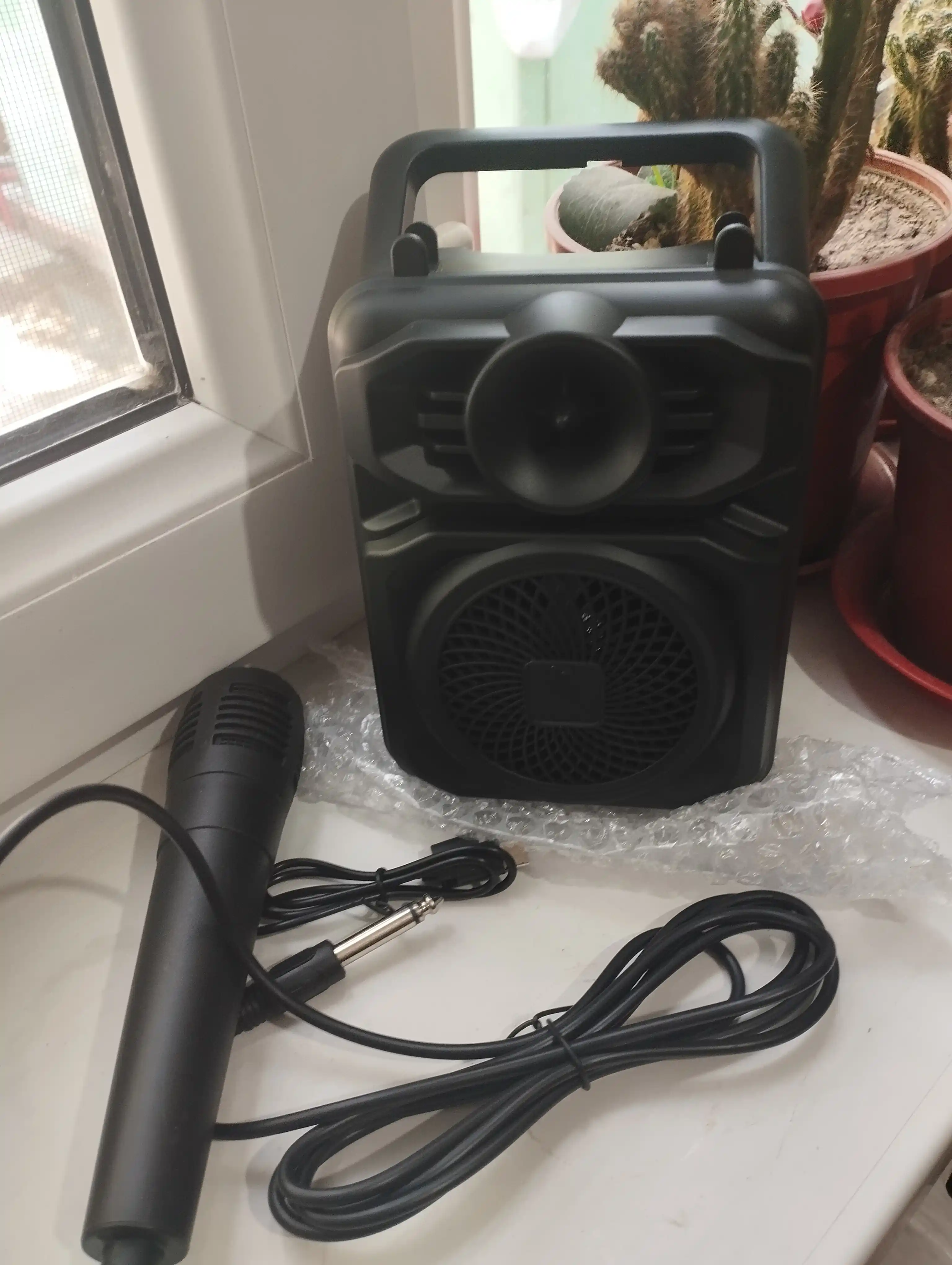 Simsiz katta karnay, karaoke musiqasi, mikrofon, pult va RGB yoritgich