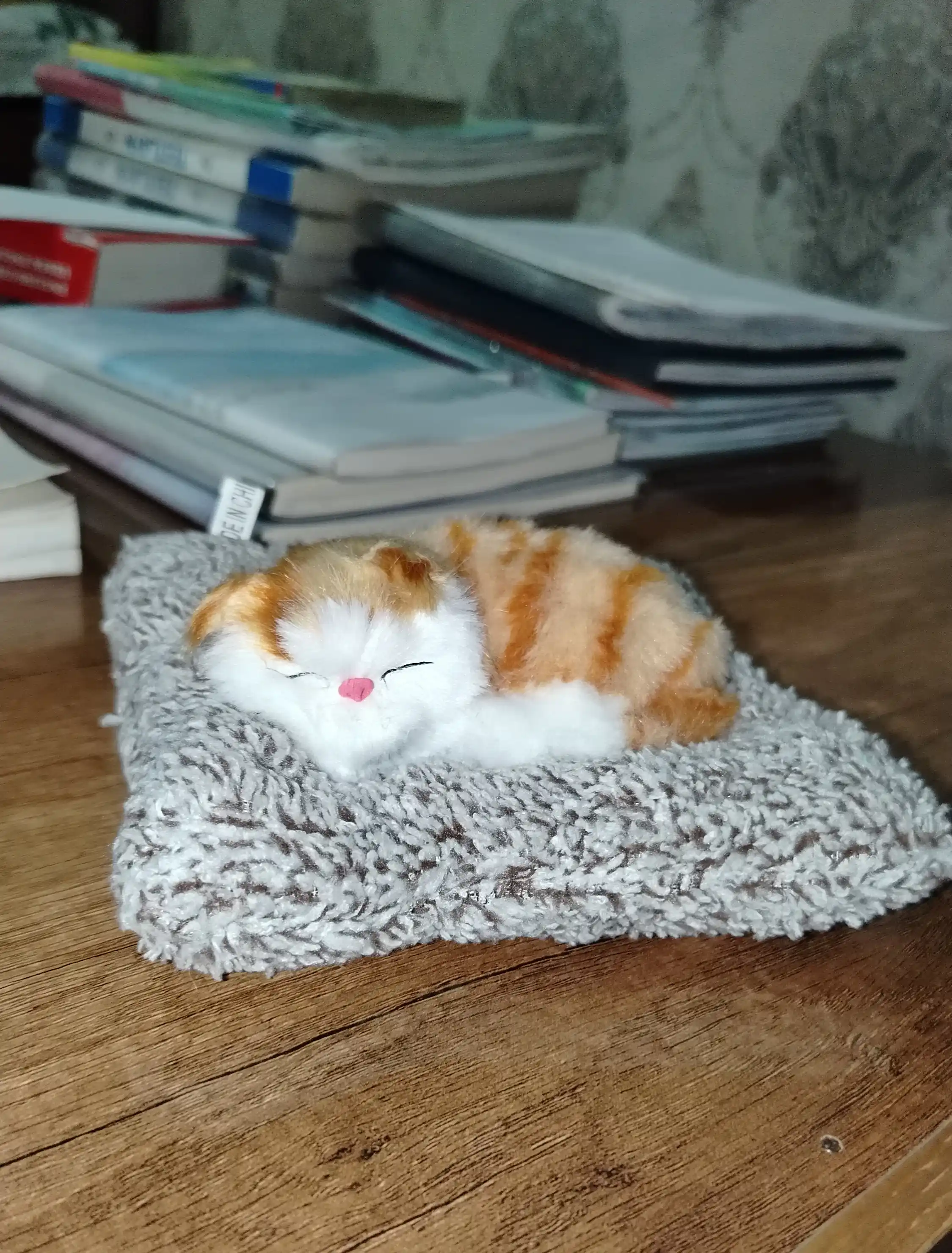 Сувенирная игрушка "Спящий котенок", для машины и дома 14х15,5 см