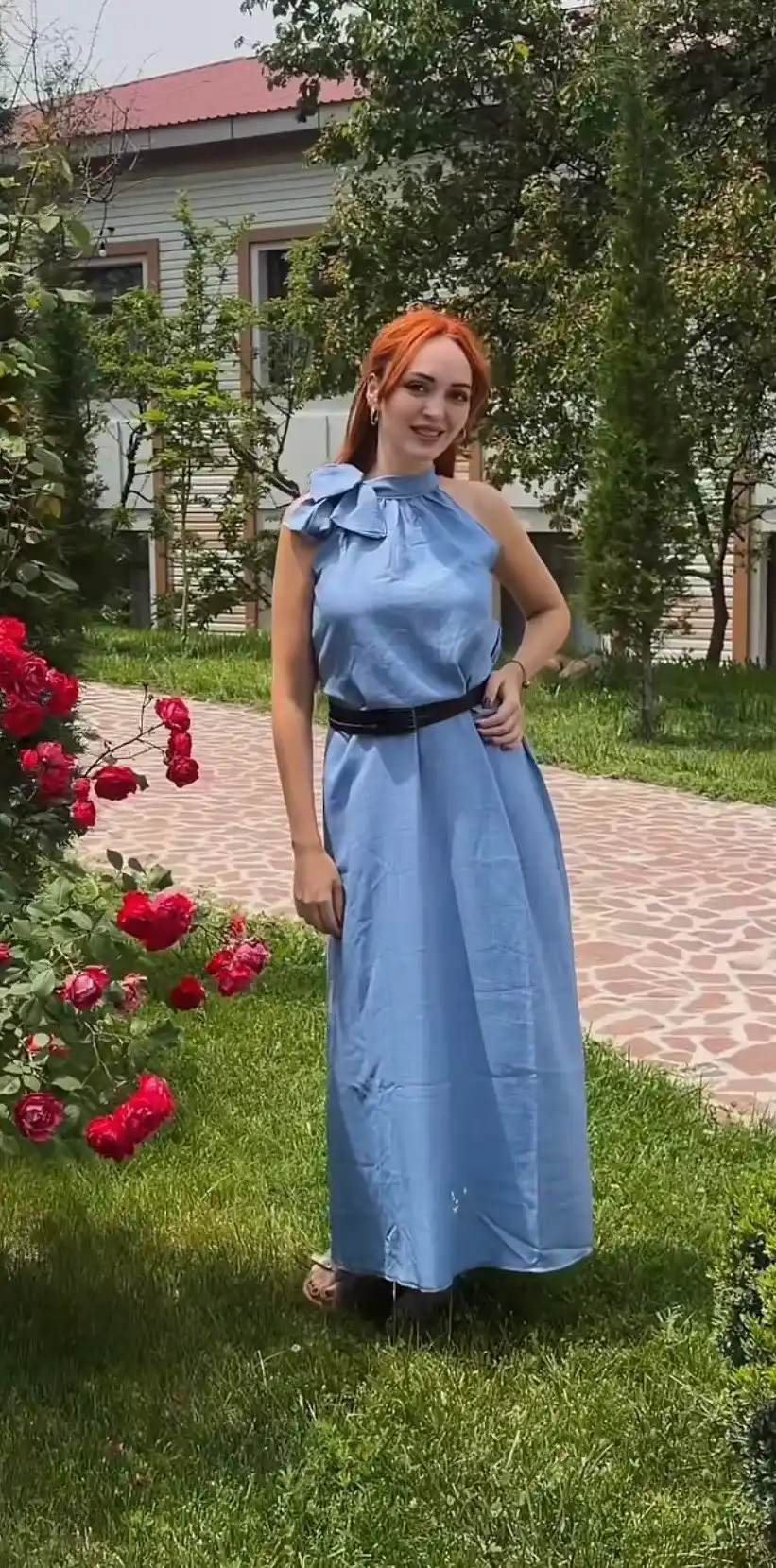 Ayollar ko‘ylagi, zig‘ir matosidan tikilgan, uzun, keng, bo‘ynida bantli, yozgi, 42-52 ga mos keladi