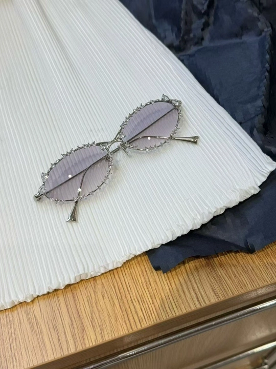 Ayollar quyoshdan himoyalovchi ko‘zoynagi, bezakli gardishli